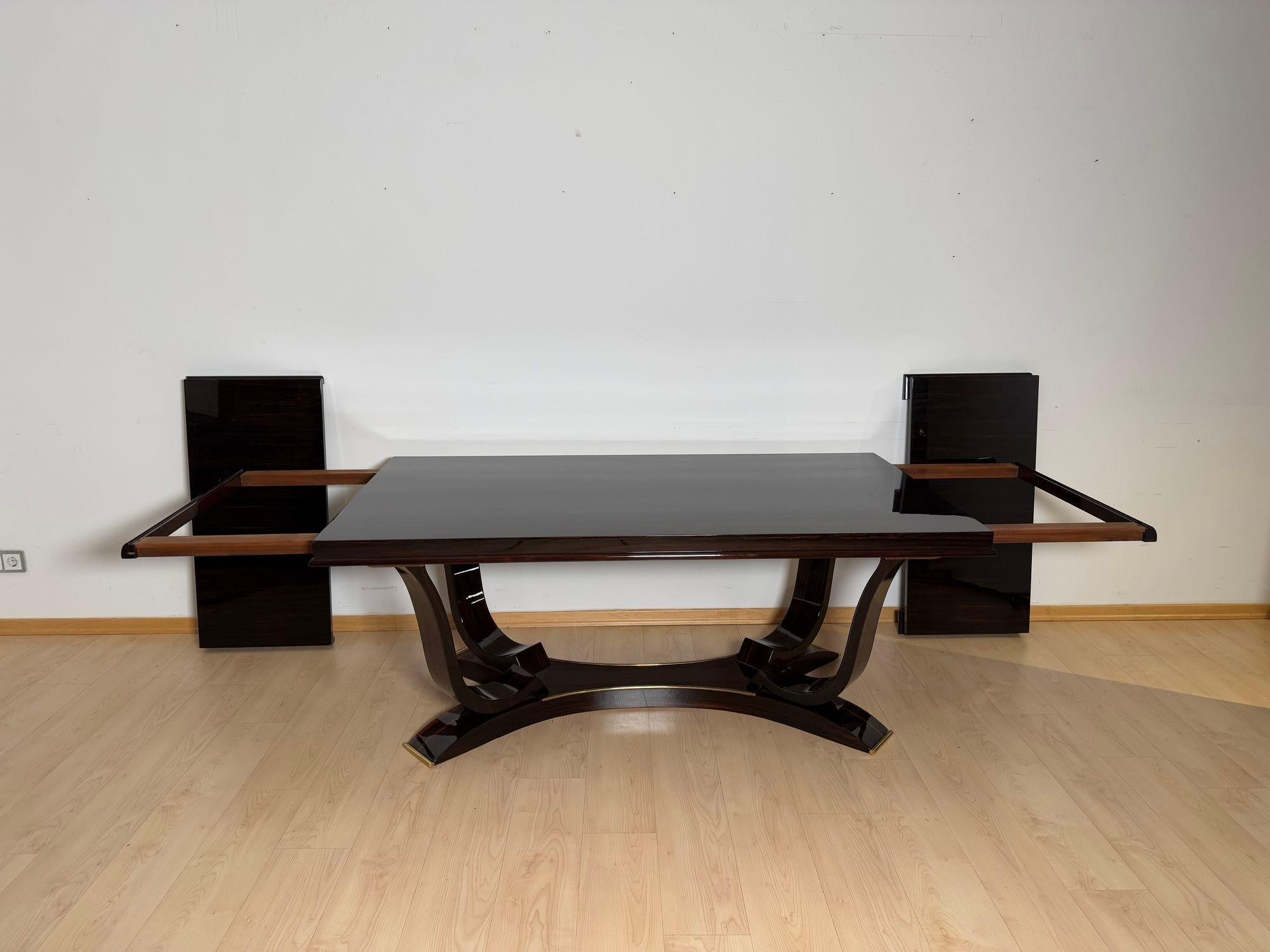 Table de salle à manger Art Deco avec 10 chaises, ébène de Macassar, laiton, Paris circa 1930 Bon état - En vente à Regensburg, DE