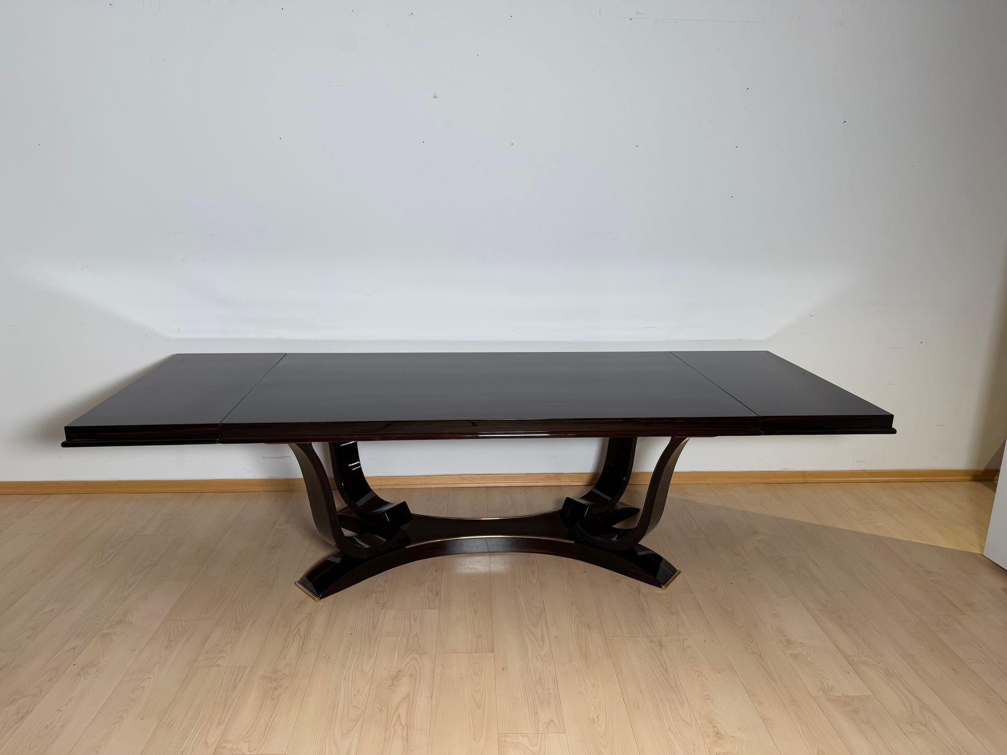 Milieu du XXe siècle Table de salle à manger Art Deco avec 10 chaises, ébène de Macassar, laiton, Paris circa 1930 en vente