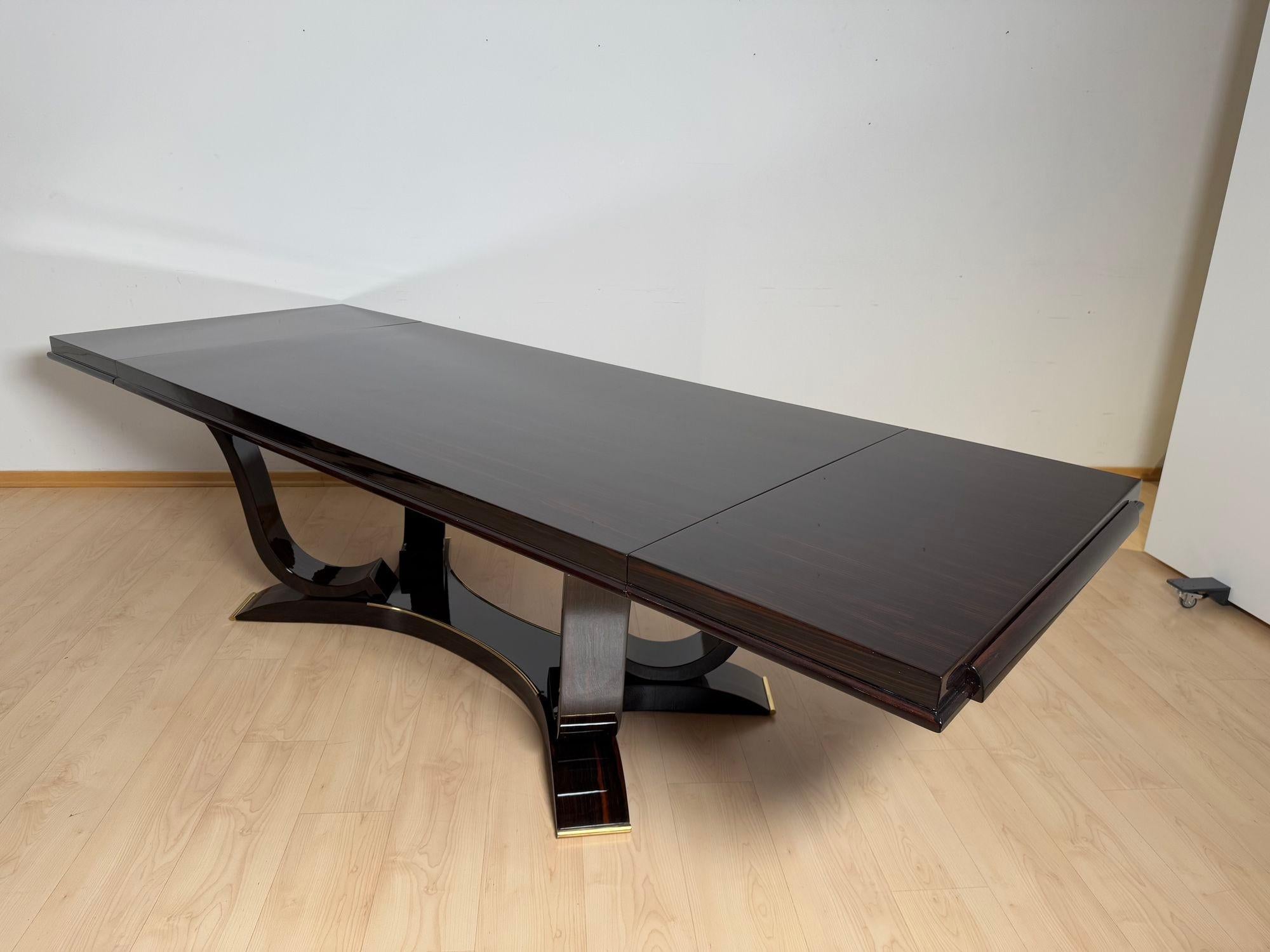Cuir Table de salle à manger Art Deco avec 10 chaises, ébène de Macassar, laiton, Paris circa 1930 en vente