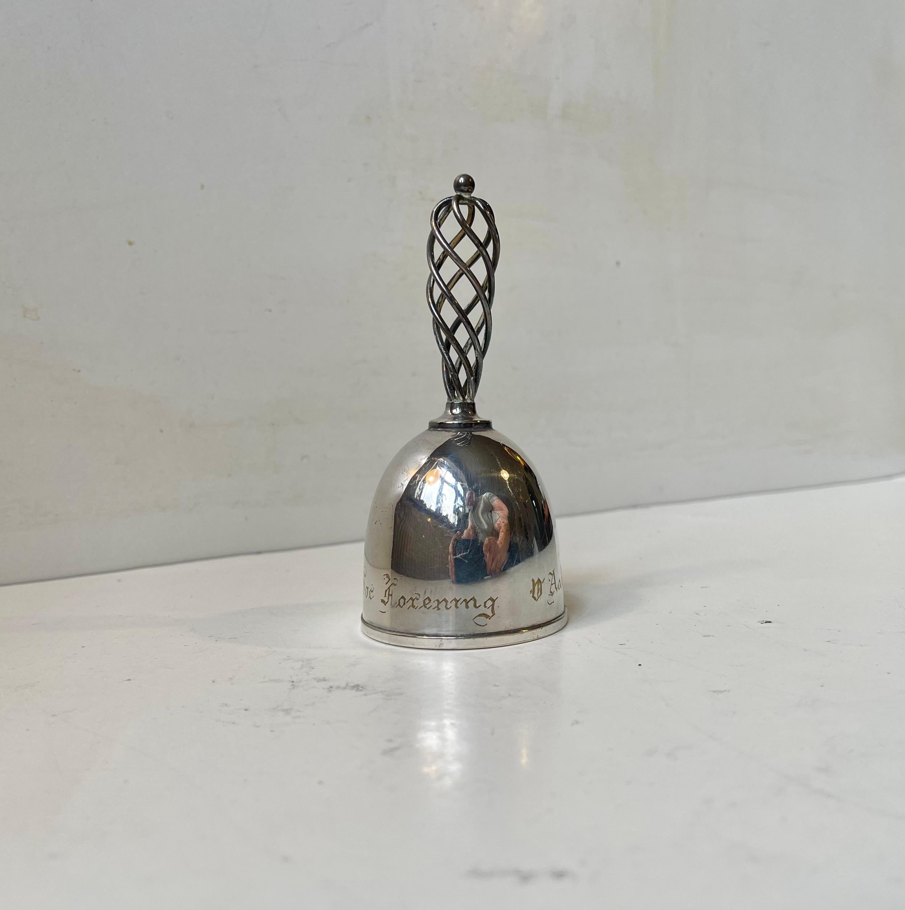 Un elegante campanello per camerieri e cameriere in ottone argentato. Realizzato nel o prima del 1931 dall'argentiere Hans Jensen. Presenta un insolito manico a fuso e le iscrizioni della 