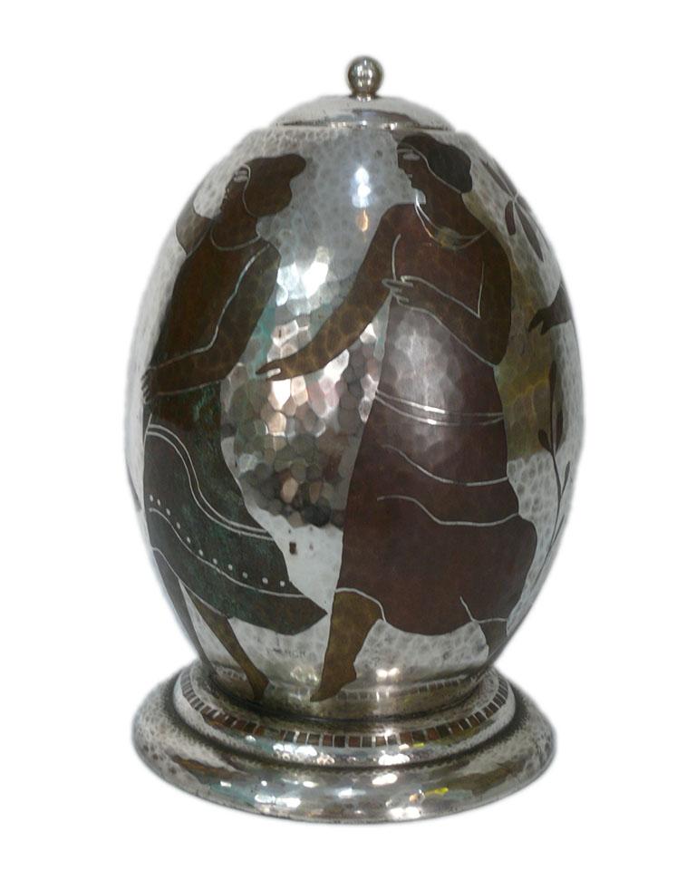 Dinanderie Art Deco Paul Louis Mergier
Artistics Paul Louis Mergier
Circa 1920 Origine Francia
Firma poco leggibile incisa sul lato inferiore
Decorazione con motivi mitologici
Materiale rame e bronzo
È un bicchiere con un coperchio
poca usura dovuta