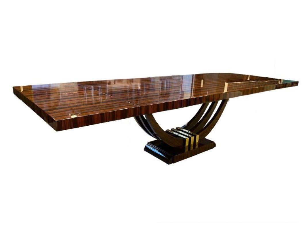 Art Deco Esstisch oder Konferenztisch,
aus den 1950er Jahren, Frankreich,
Nussbaum, Makassar-Ebenholzfurnier, vernickeltes Kupfer,
ausgezeichneter Zustand.

Es hat Verlängerungen auf beiden Seiten 50/50cm,
alles in allem 300cm,
ohne Verlängerungen
