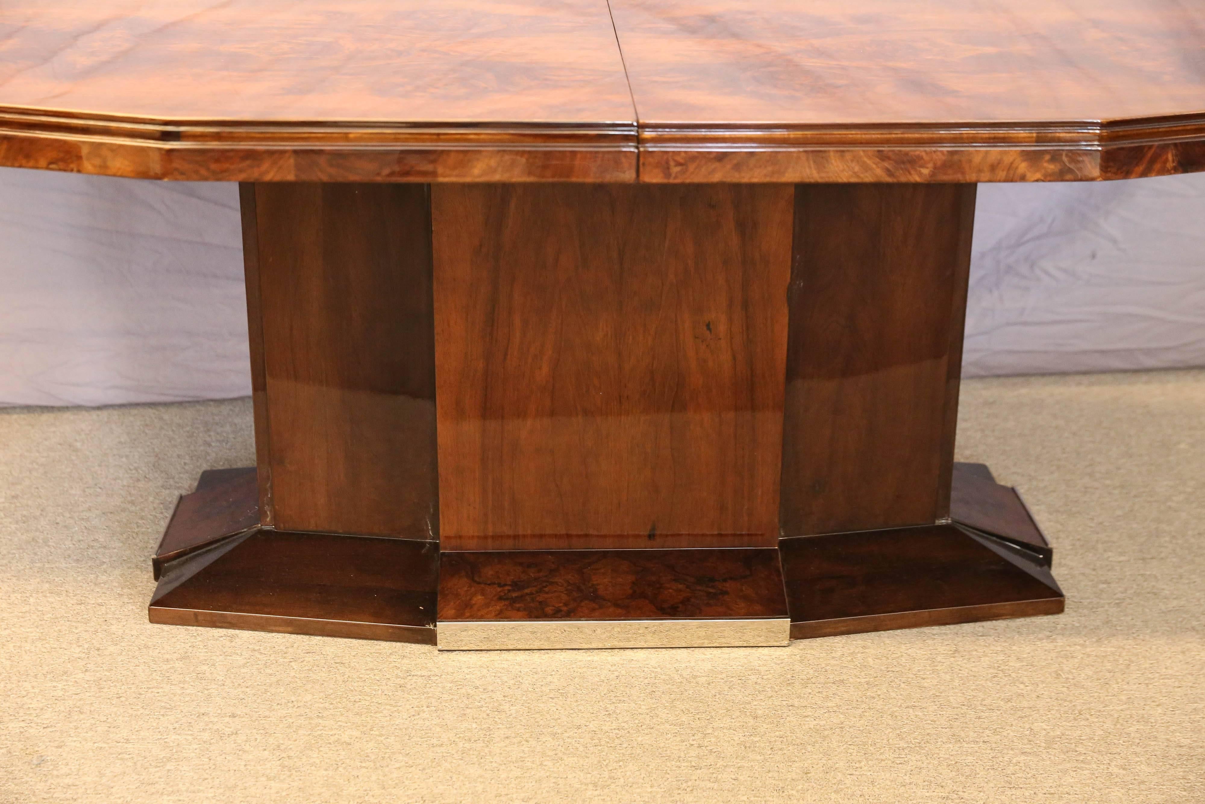 Mid-20th Century French Art Deco Dining Room Table in Burl Walnut
