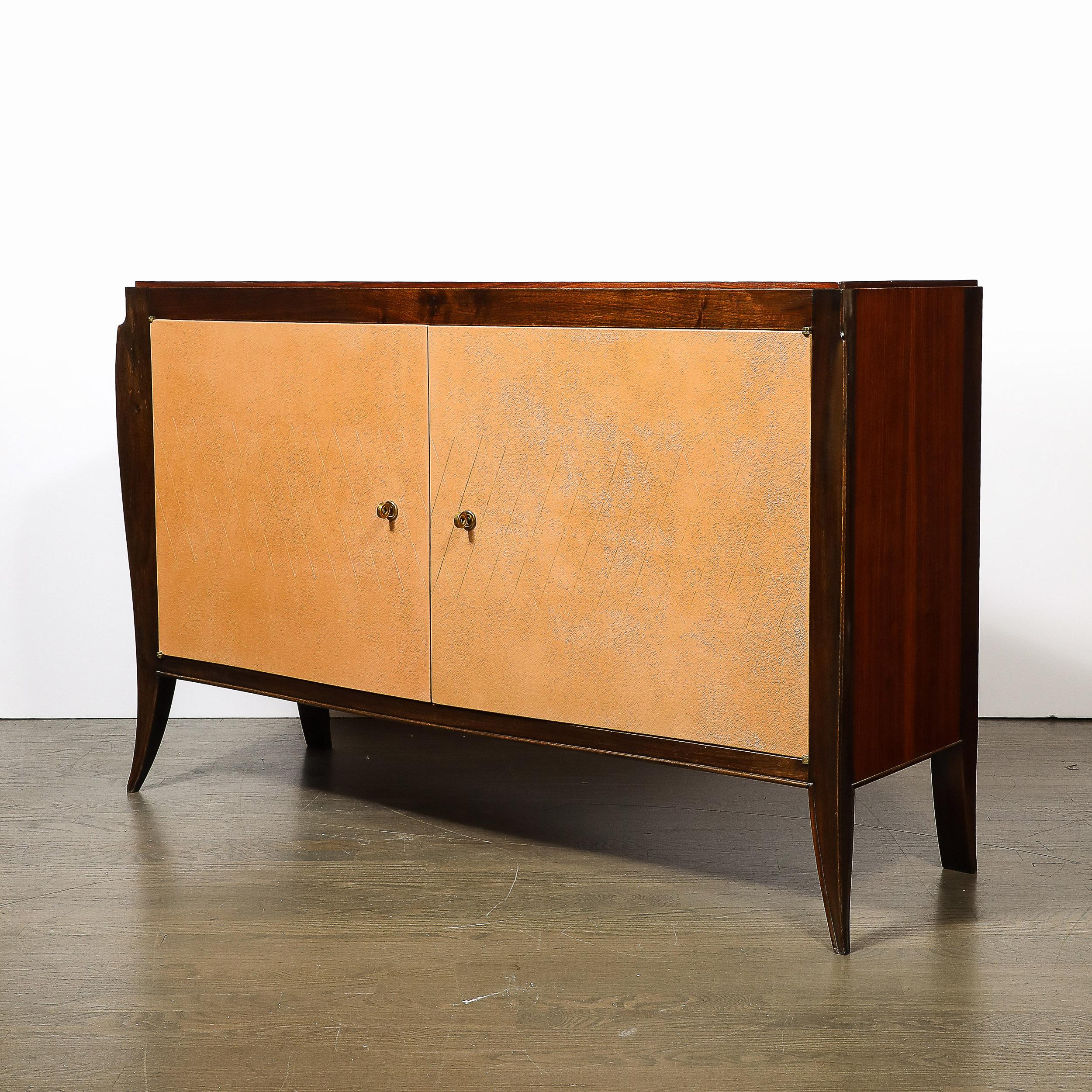 Questa credenza in stile Art Déco Directoire, dalla forma elegante, è realizzata in legno accoppiato a libro.  Noce e porte in pelle di sella proviene dalla Francia, CIRCA 1940. Una serie di curve eleganti e di belle proporzioni formano la cornice