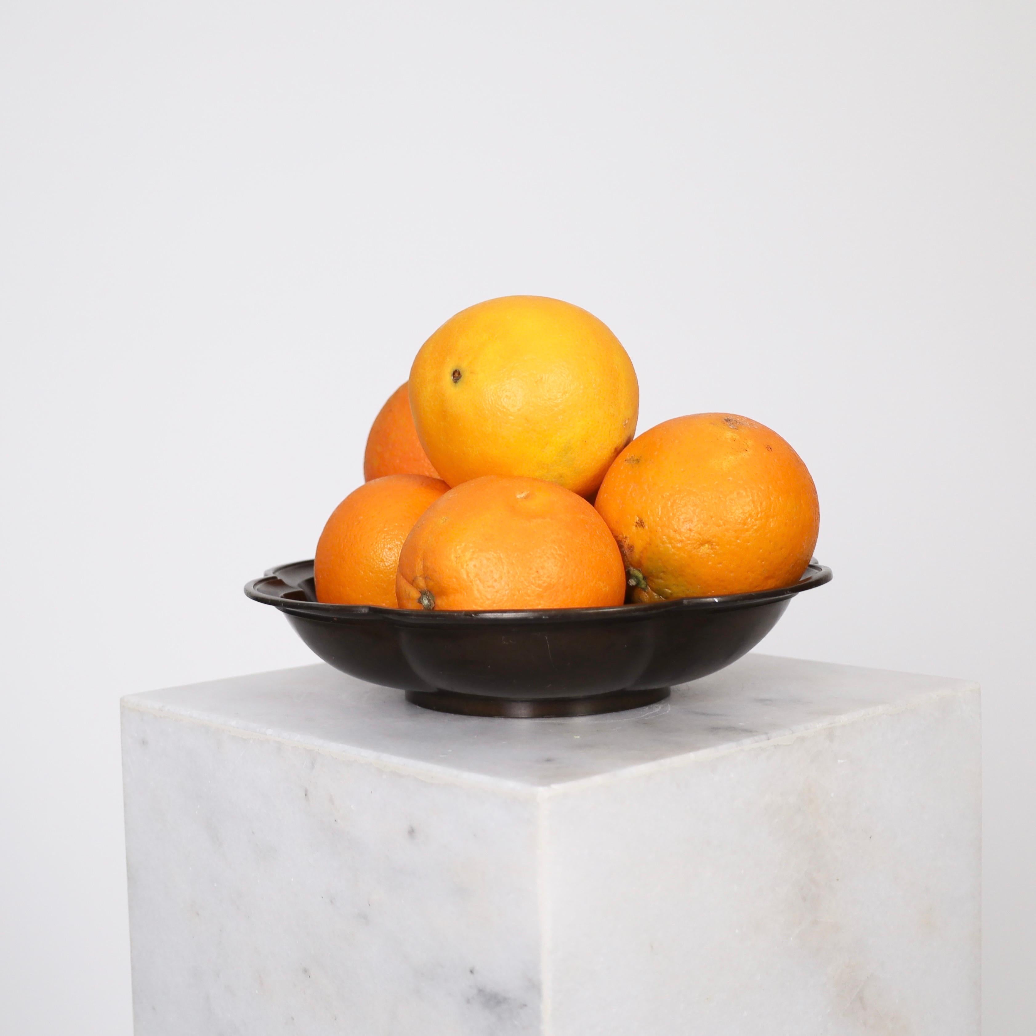 Art Deco Discometal Bowl made Just Andersen in the 1930s. An exquisite piece for a beautiful table.

* A curvy metal bowl
* Designer: Just Andersen
* Model: D1830
* Year: 1935
* Condition: Good vintage condition. Makers mark intact. Few marks and