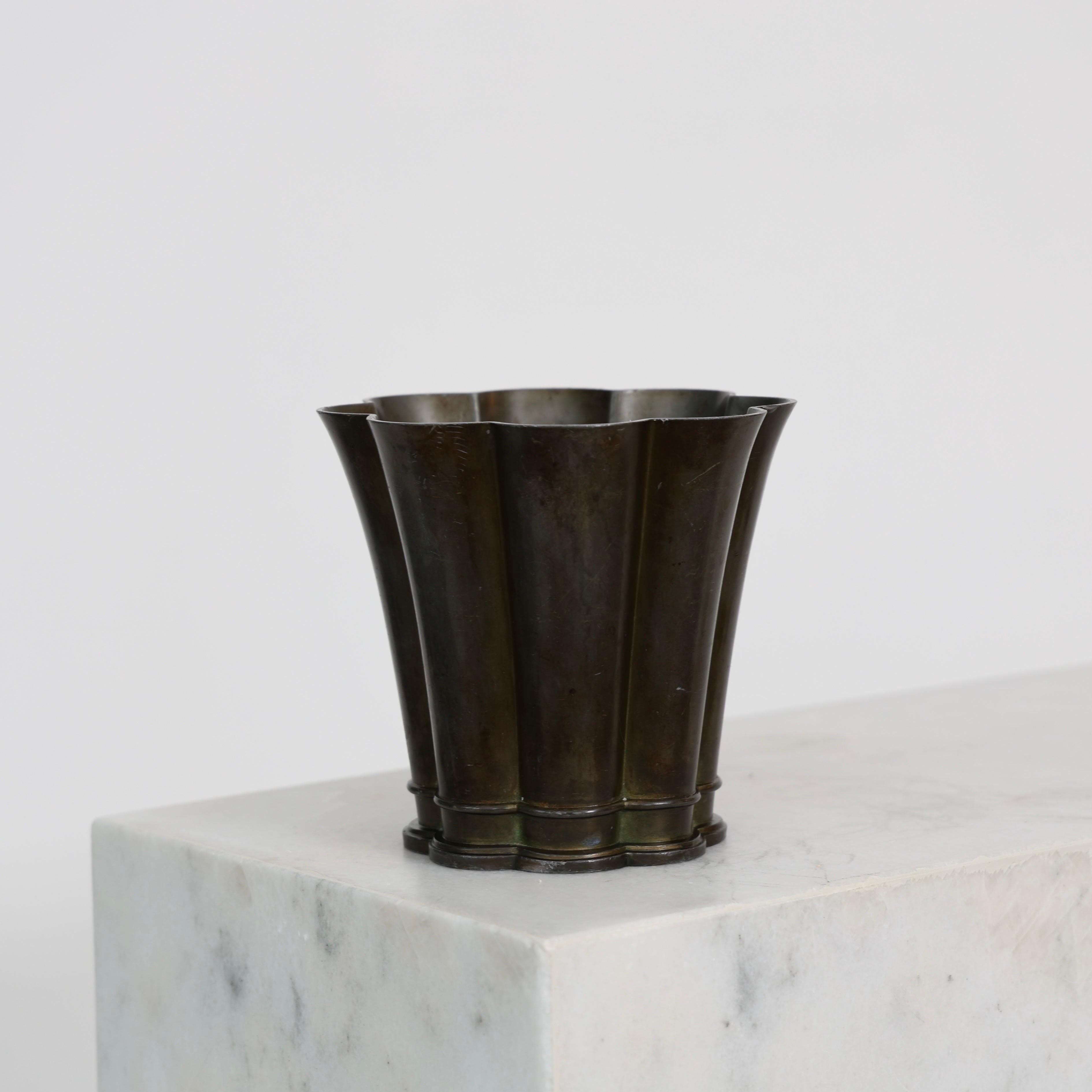 Vaso Discometal disegnato da Just Andersen negli anni Quaranta. Un pezzo accattivante per un bel tavolo.

- Un vaso di metallo 
- Designer: Just Andersen
- Stile: D1873
- Anno: 1940
- Condit: Discrete condizioni vintage. Incisione del costruttore