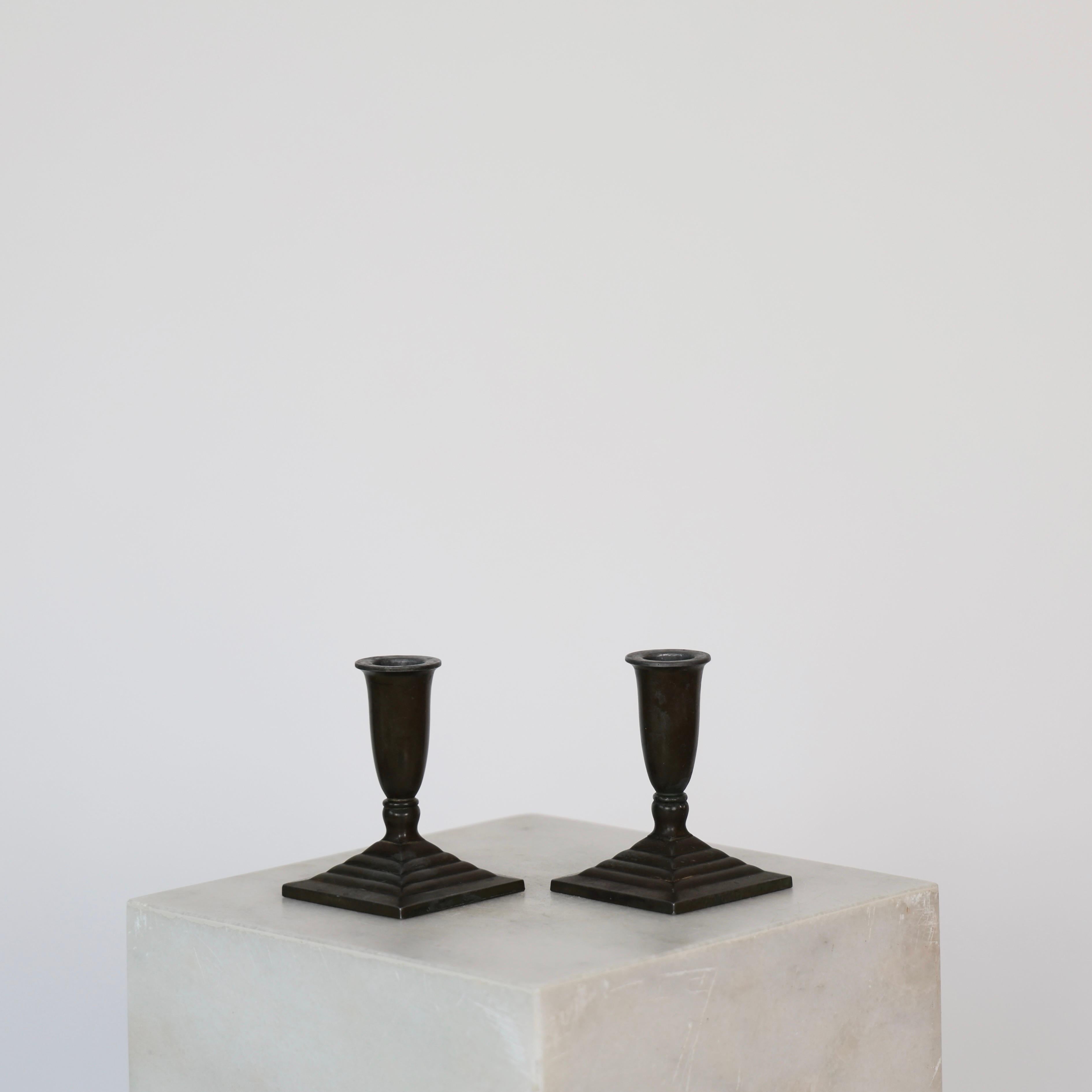 Portacandele geometrici Diskometal disegnati da Just Andersen negli anni '30. 

* Coppia (2) di portacandele in diskometal su piede quadrato cannellato
* Designer: Just Andersen
* Produttore: Just Andersen
* Stile: 1455
* Anno: 1933
* Condizioni: