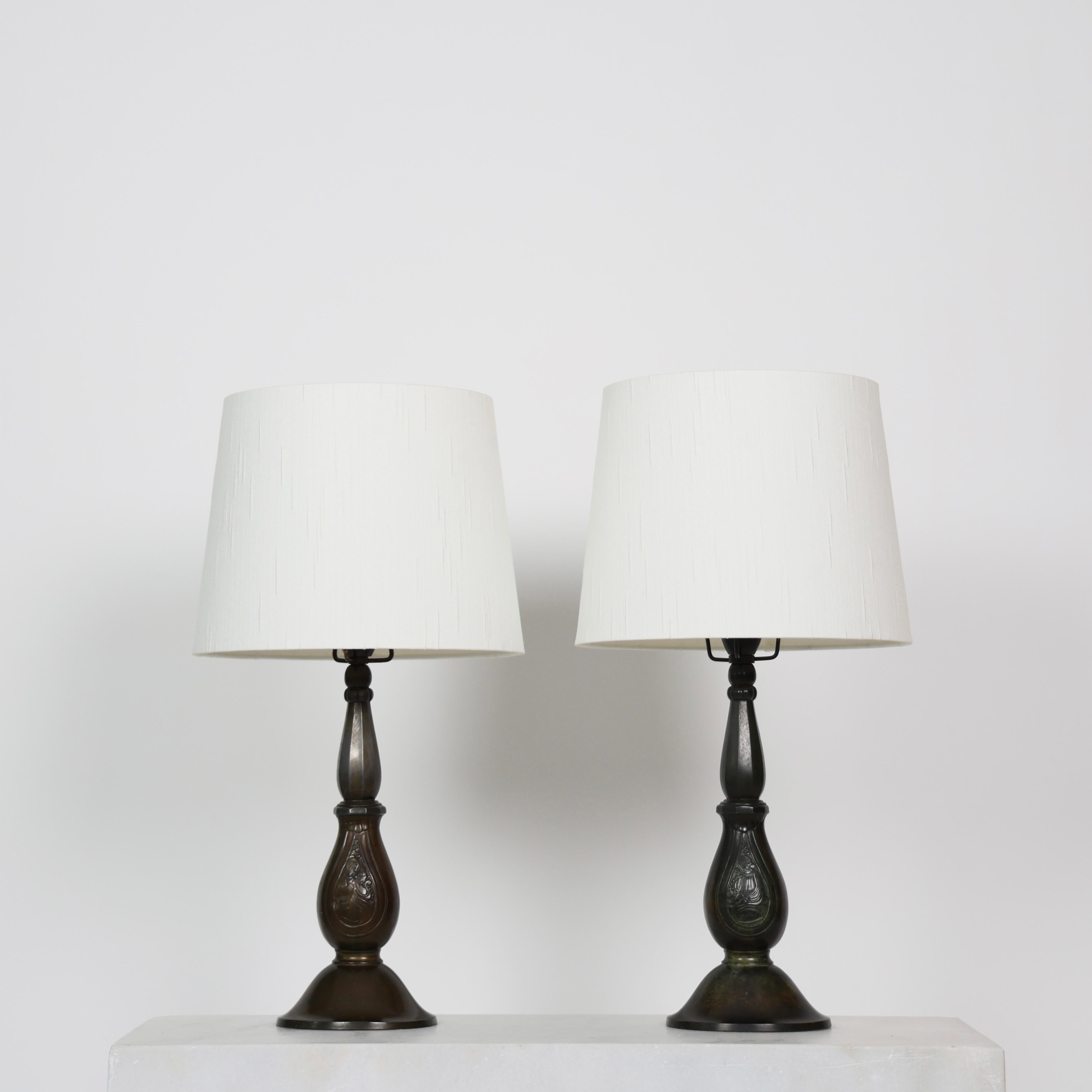 Primeras lámparas de sobremesa Art Déco Diskometal diseñadas por Just Andersen en la década de 1920

* Conjunto (2) de lámparas de mesa discometales curvas con ilustraciones de mujeres orientales sentadas. Persianas de tela blanca.
* Diseñador: Just