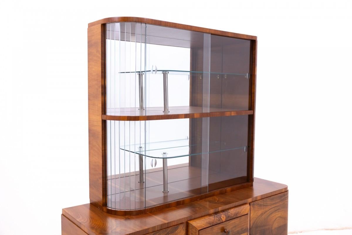 Milieu du XXe siècle Vitrine Art déco de Pologne, années 1940. Après la rénovation. en vente