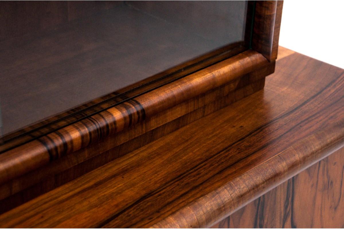 Walnut Art Deco display cabinet from the 1940s, Poland. For Sale