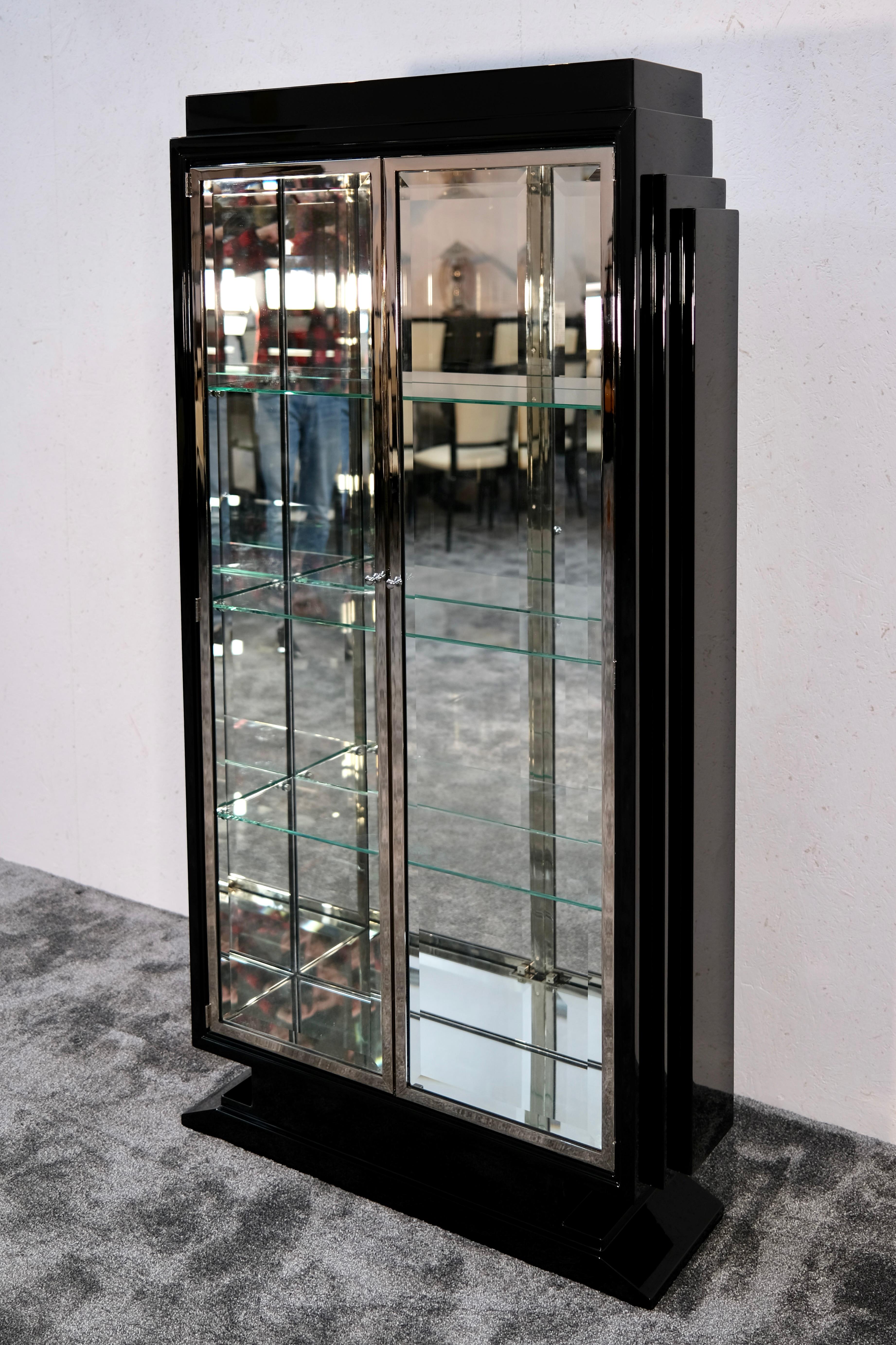 Magnífico ejemplo de diseño Art Déco francés aerodinámico, esta vitrina original de los años 30 aporta una geometría refinada y una elegancia atemporal a cualquier interior sofisticado. Con unas medidas de 90 cm de ancho, 172,5 cm de alto y 25 cm de