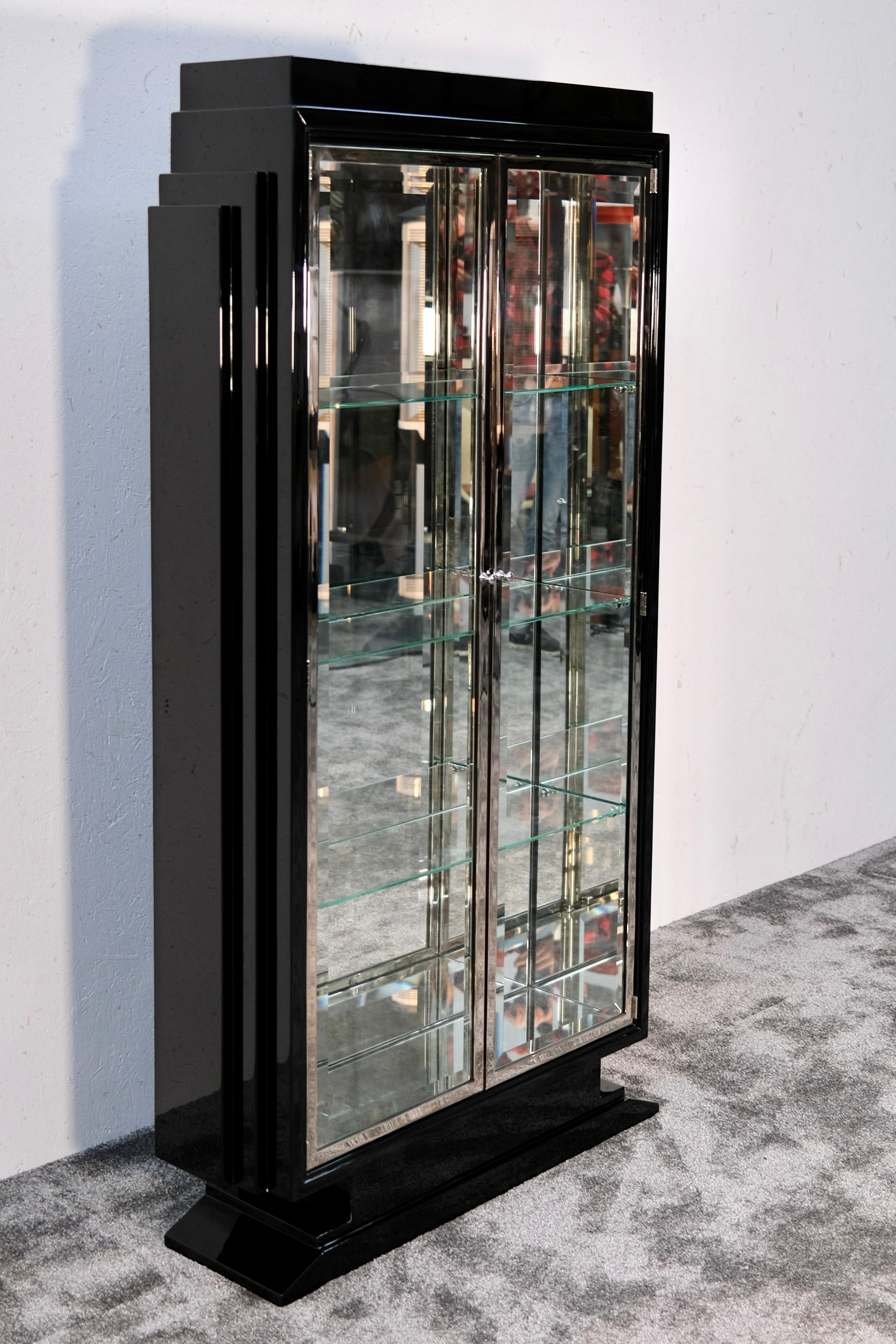 Vitrina Art Decó Negra con Interior de Espejo y Cristal, Francia Años 30 mediados del siglo XX en venta