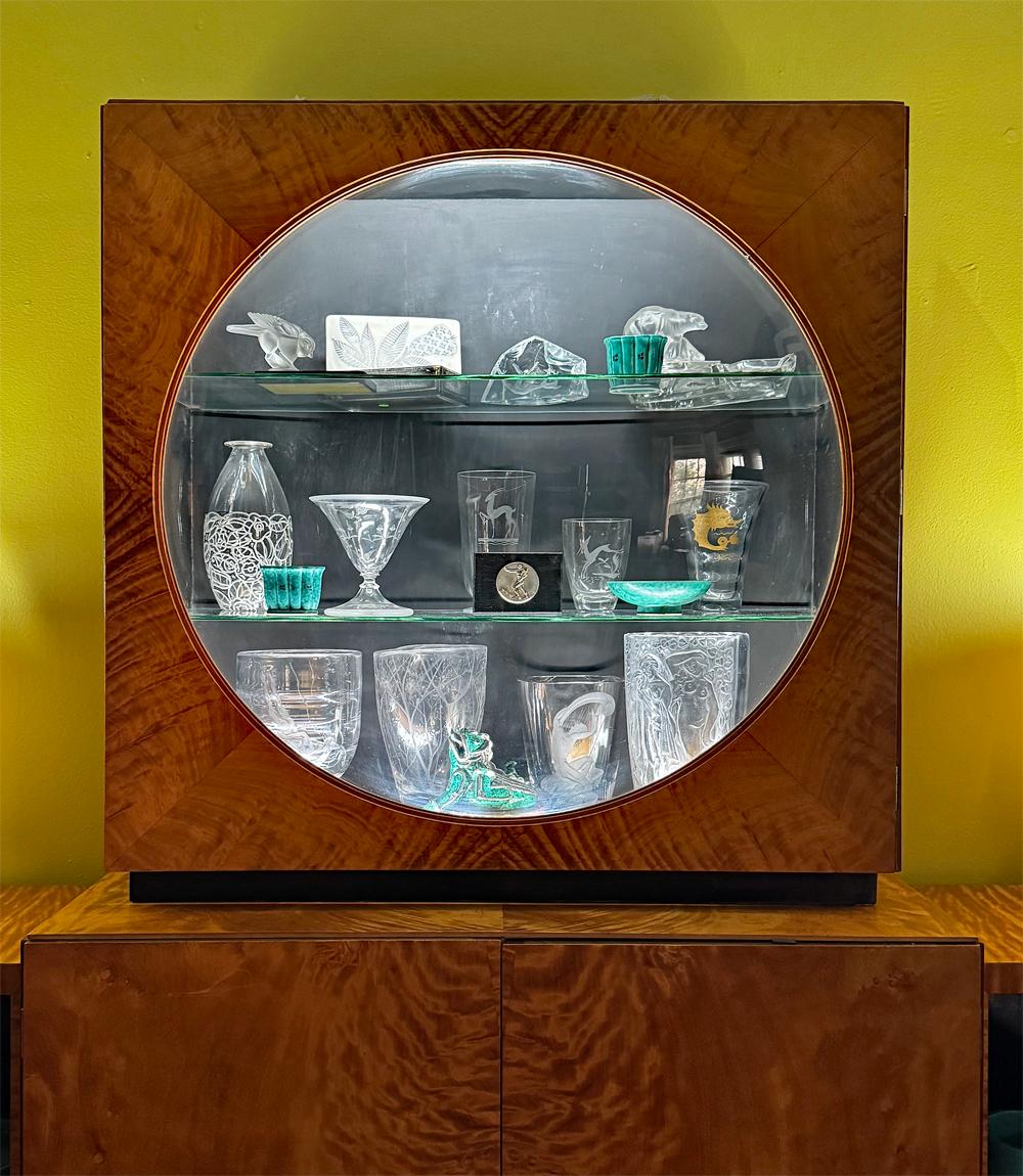 Art Déco Art Deco Display Cabinet in Golden Mahogany, Bubble Glass & Greek Key Shelves in vendita