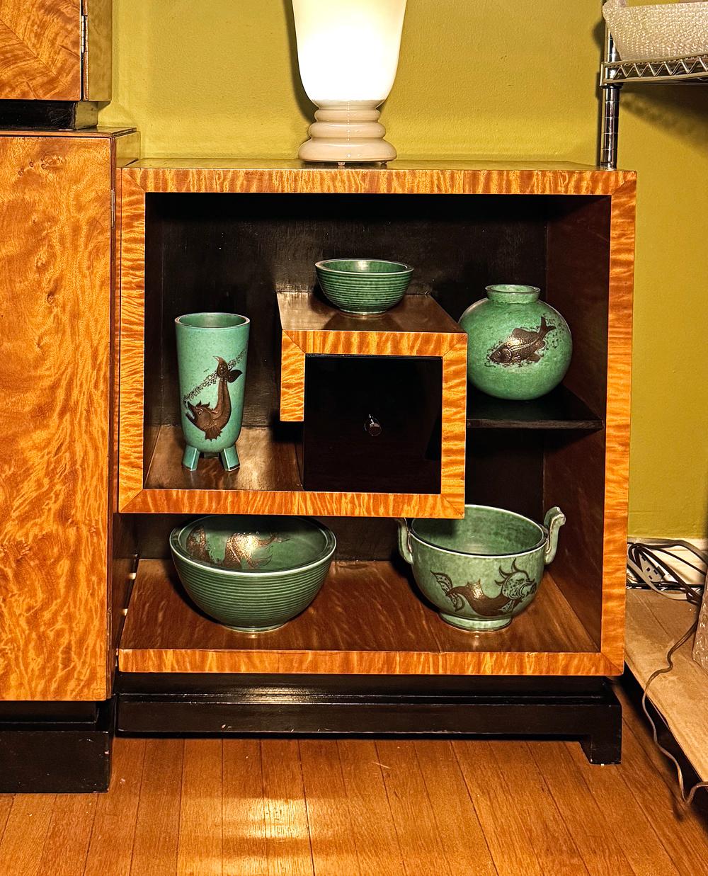 Americano Art Deco Display Cabinet in Golden Mahogany, Bubble Glass & Greek Key Shelves in vendita