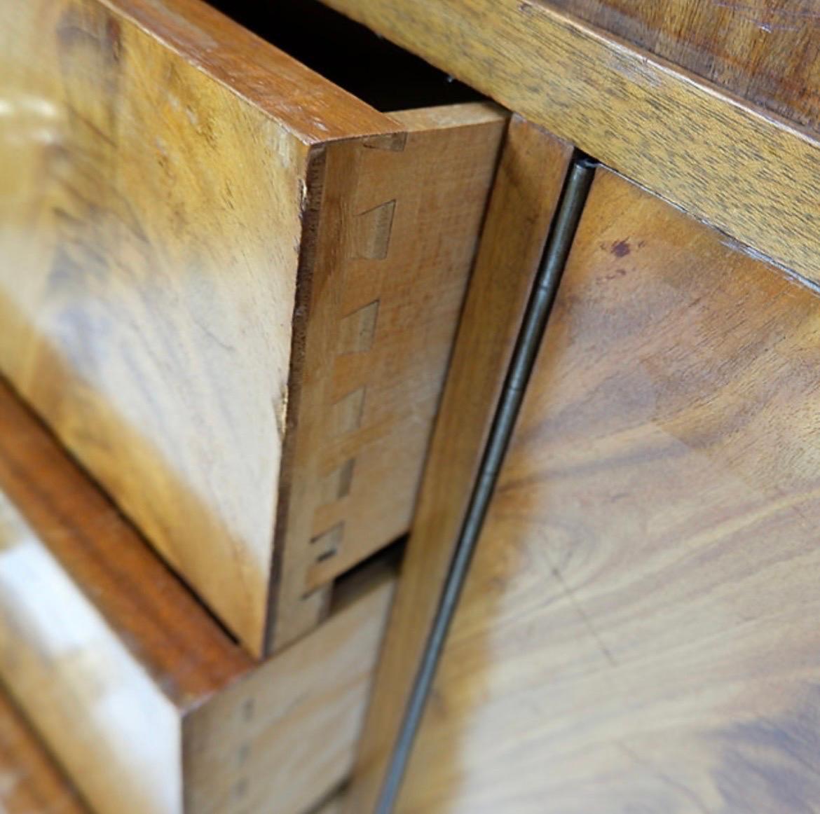 Art deco display cabinet in walnut veneer - Circa 1930 For Sale 4