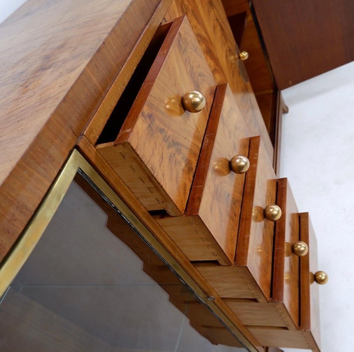 Palisander Art deco display cabinet in walnut veneer - Circa 1930 For Sale