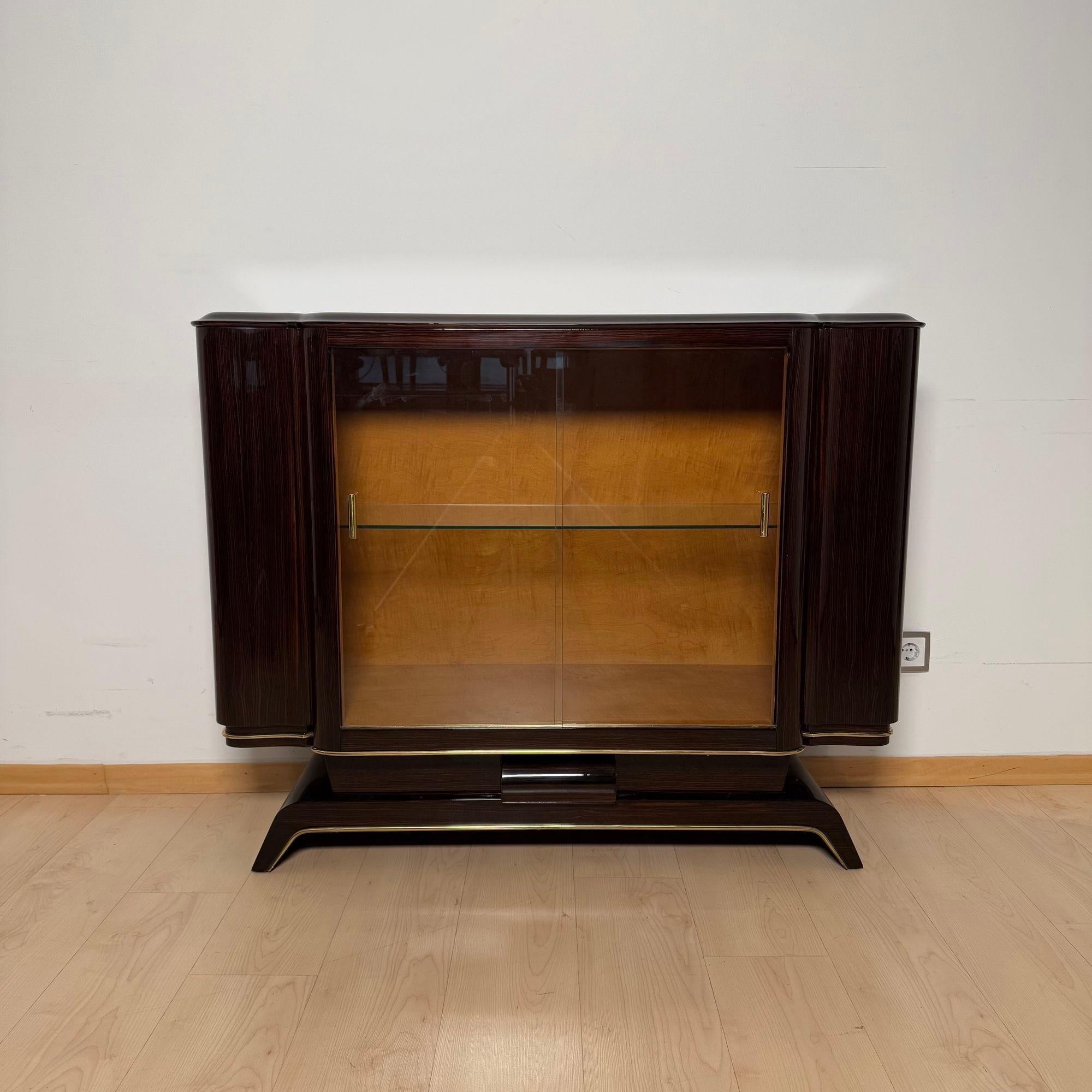 Art Deco Vitrine Sideboard, Makassar Ebenholz, Ahorn, Messing, Glas, Paris um 193 im Angebot 3