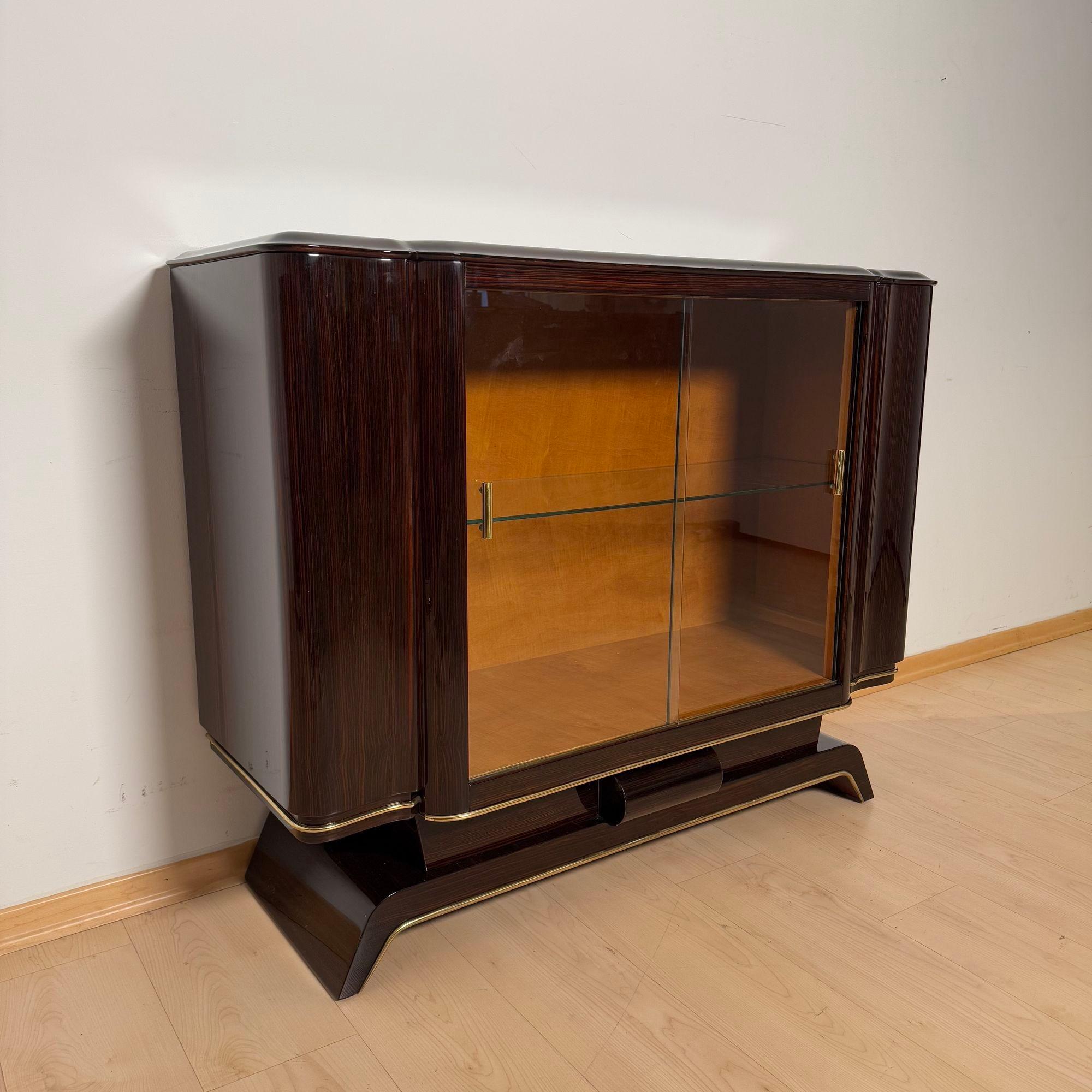Art Deco Vitrine Sideboard, Makassar Ebenholz, Ahorn, Messing, Glas, Paris um 193 (Art déco) im Angebot