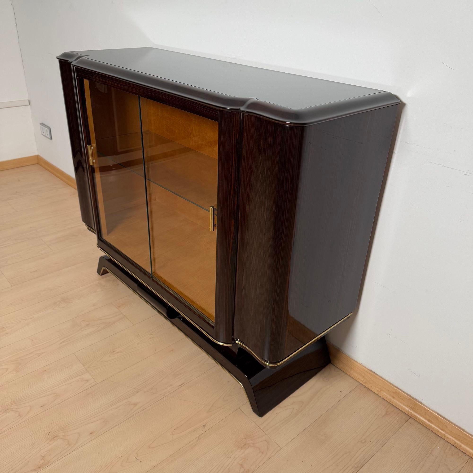 Art Deco Vitrine Sideboard, Makassar Ebenholz, Ahorn, Messing, Glas, Paris um 193 (Französisch) im Angebot