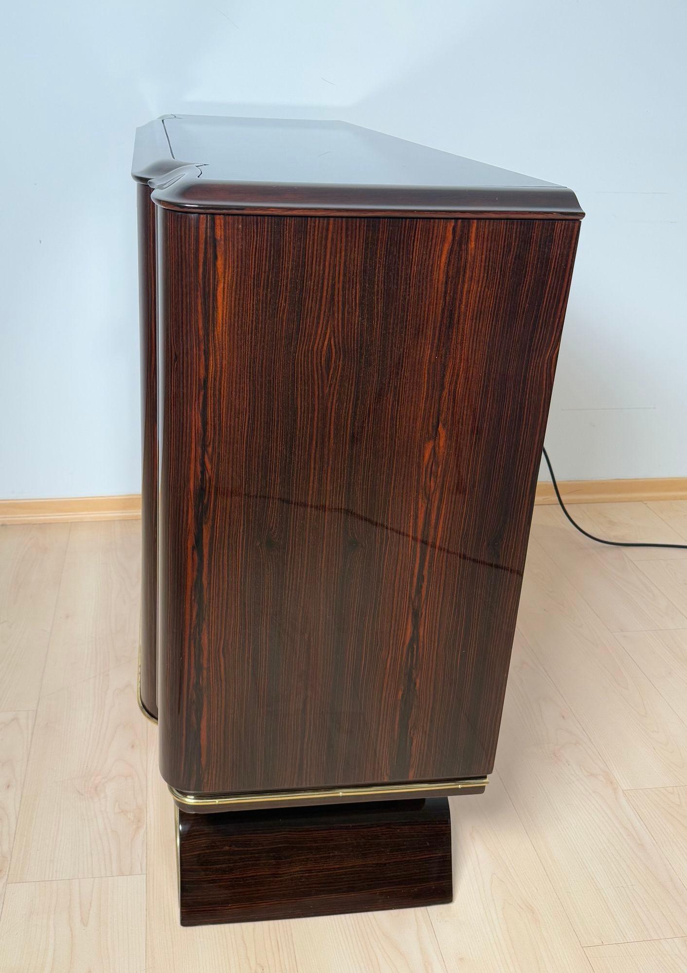 Art Deco Vitrine Sideboard, Makassar Ebenholz, Ahorn, Messing, Glas, Paris um 193 (Lackiert) im Angebot