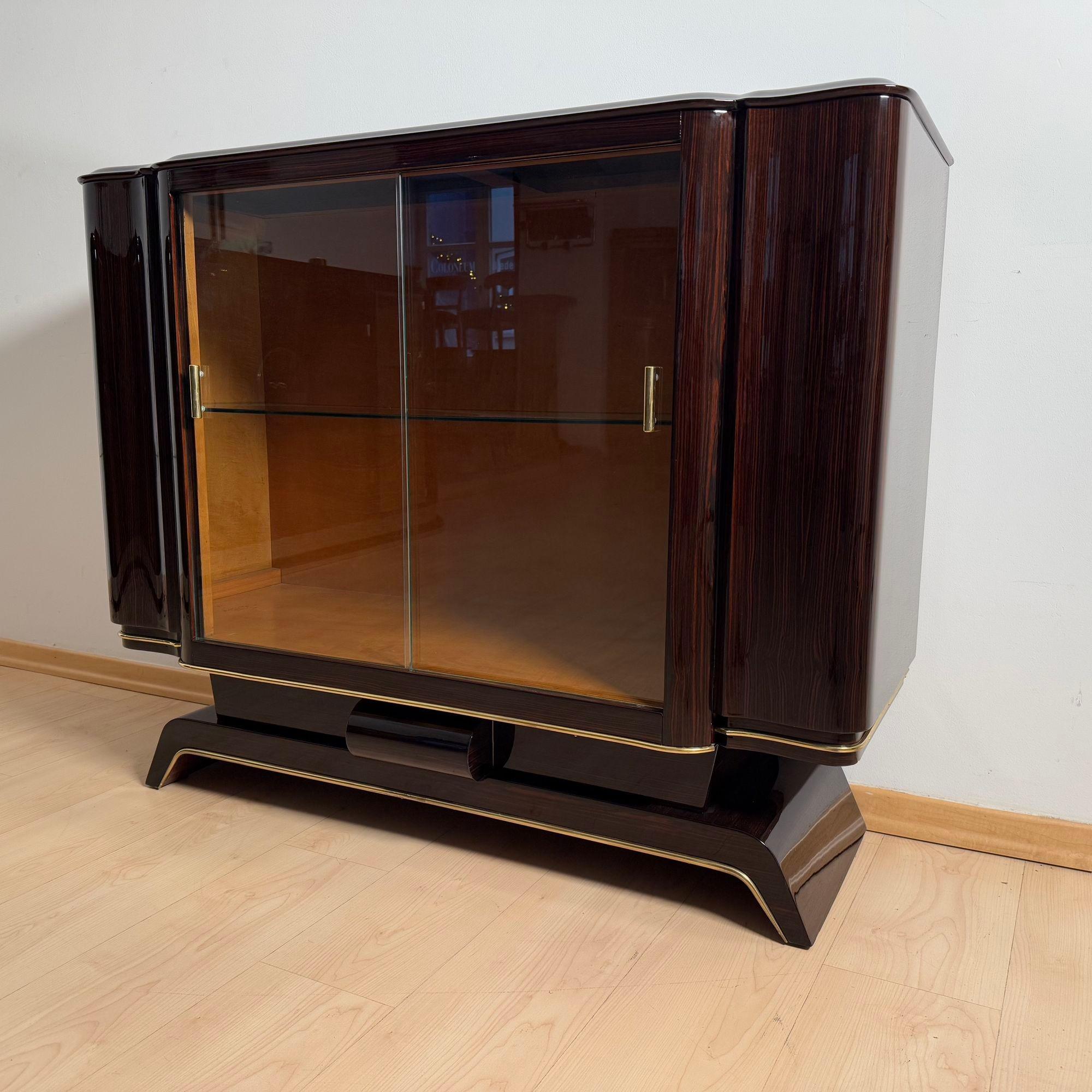 Art Deco Vitrine Sideboard, Makassar Ebenholz, Ahorn, Messing, Glas, Paris um 193 im Zustand „Gut“ im Angebot in Regensburg, DE