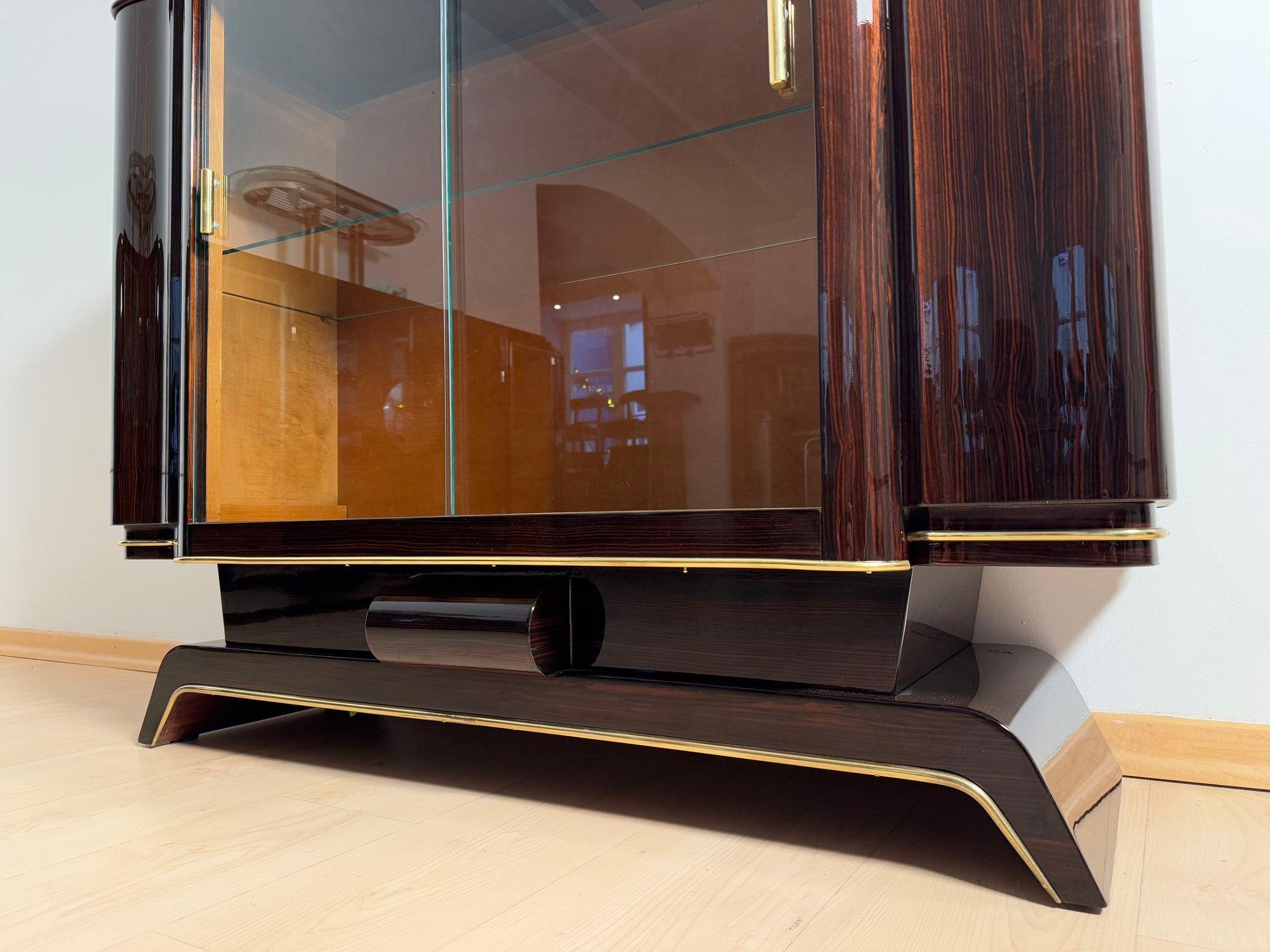 Art Deco Vitrine Sideboard, Makassar Ebenholz, Ahorn, Messing, Glas, Paris um 193 (Mitte des 20. Jahrhunderts) im Angebot