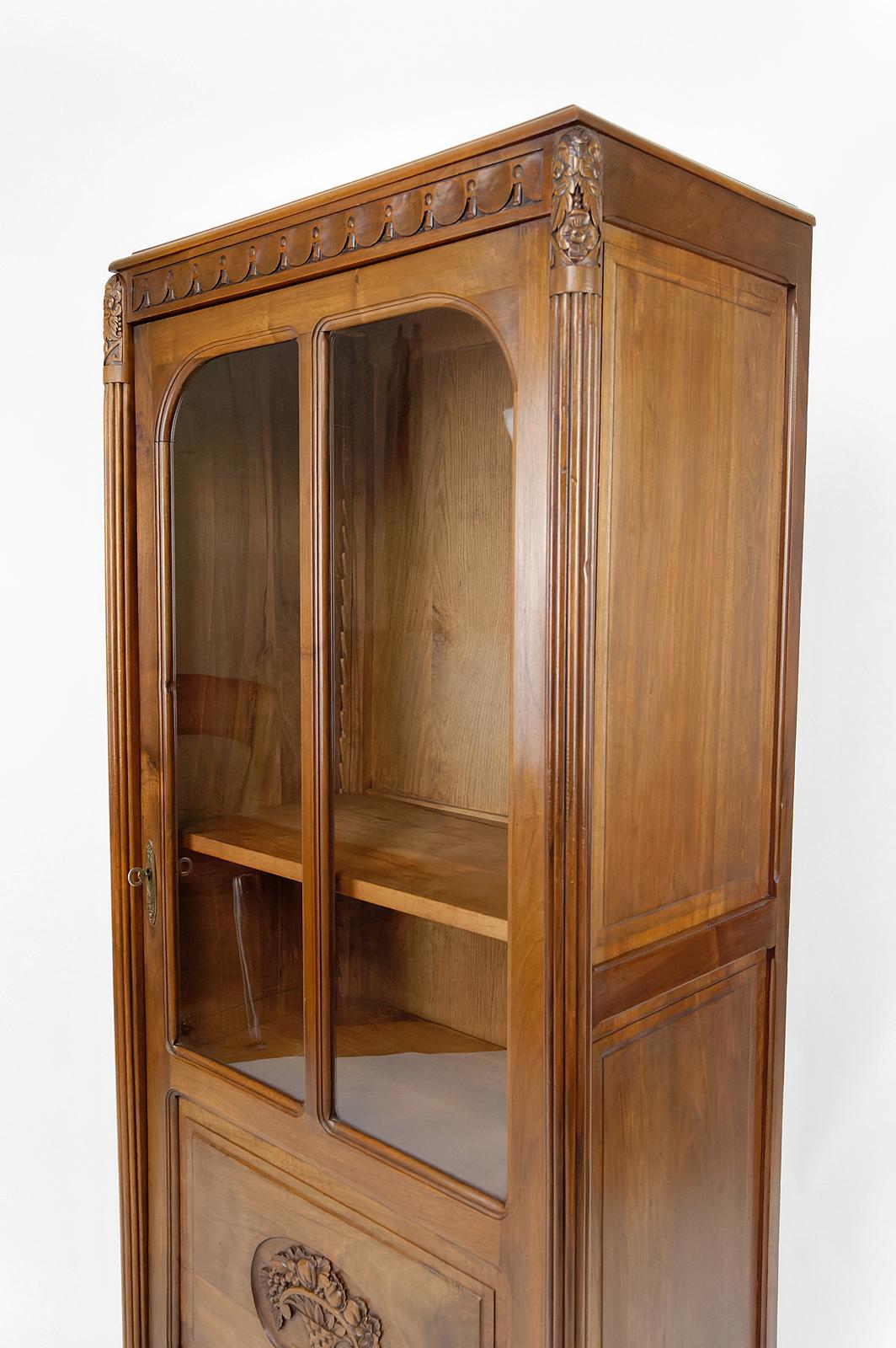 Art Deco display cabinet / showcase / bookcase in walnut, France, Circa 1920 For Sale 4