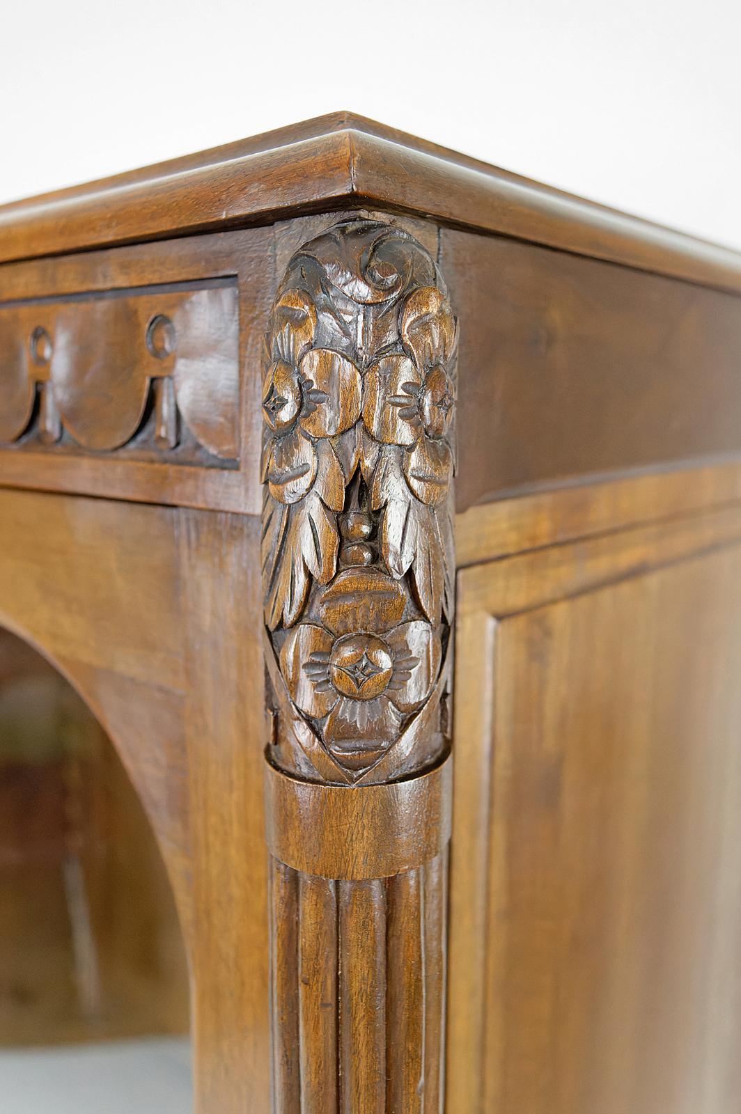 Art Deco display cabinet / showcase / bookcase in walnut, France, Circa 1920 For Sale 8