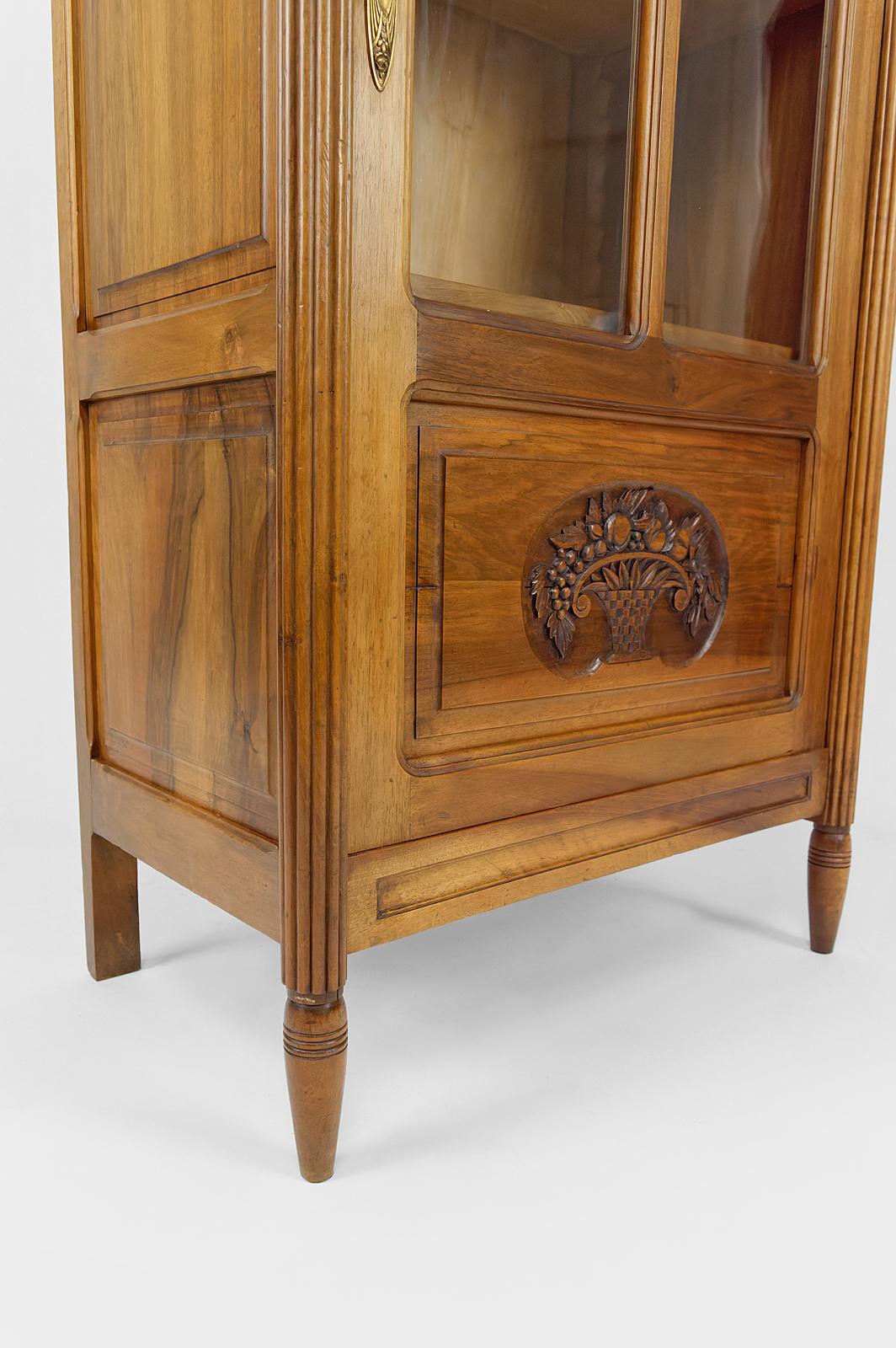 Art Deco display cabinet / showcase / bookcase in walnut, France, Circa 1920 For Sale 9