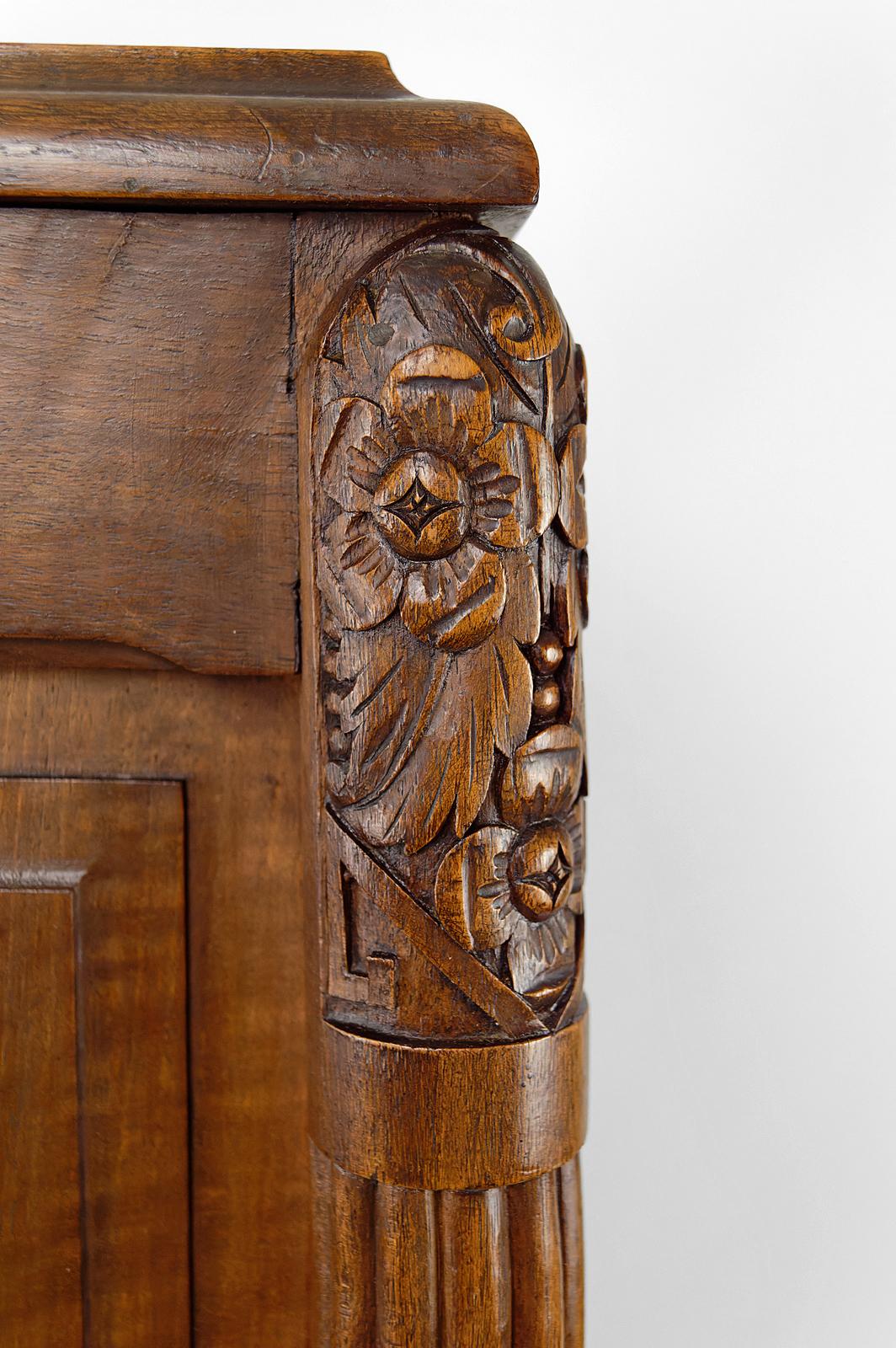 Art Deco display cabinet / showcase / bookcase in walnut, France, Circa 1920 For Sale 11