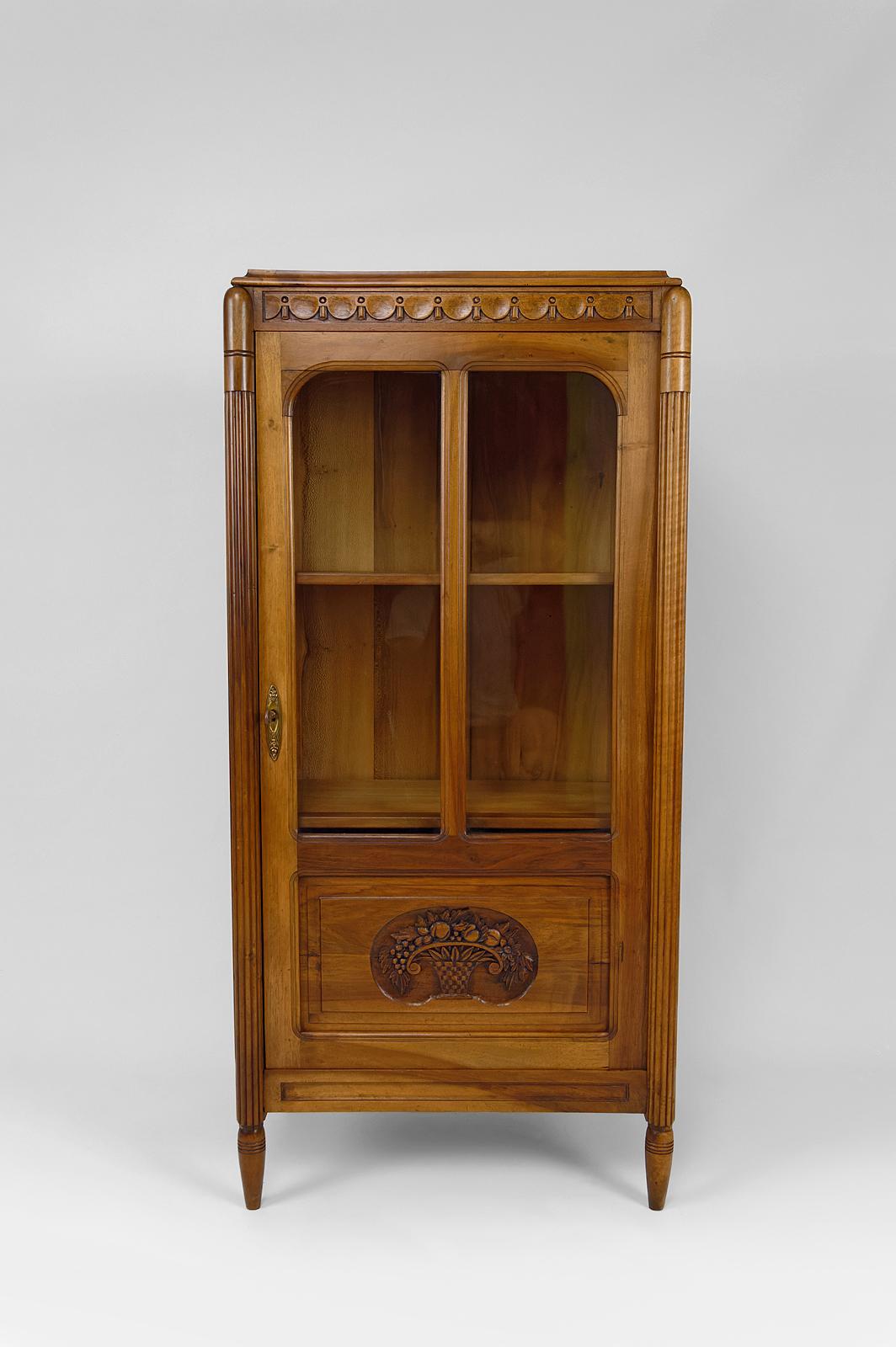 
Cabinet / display case / show case / bookcase with glass door, in walnut.

In the style of the productions of Follot, Dufrène.
Art Deco.
France, Circa 1920.

Carved fruit baskets on the door.
Pretty bronzes.
Fluted/tapered colonnades.

2