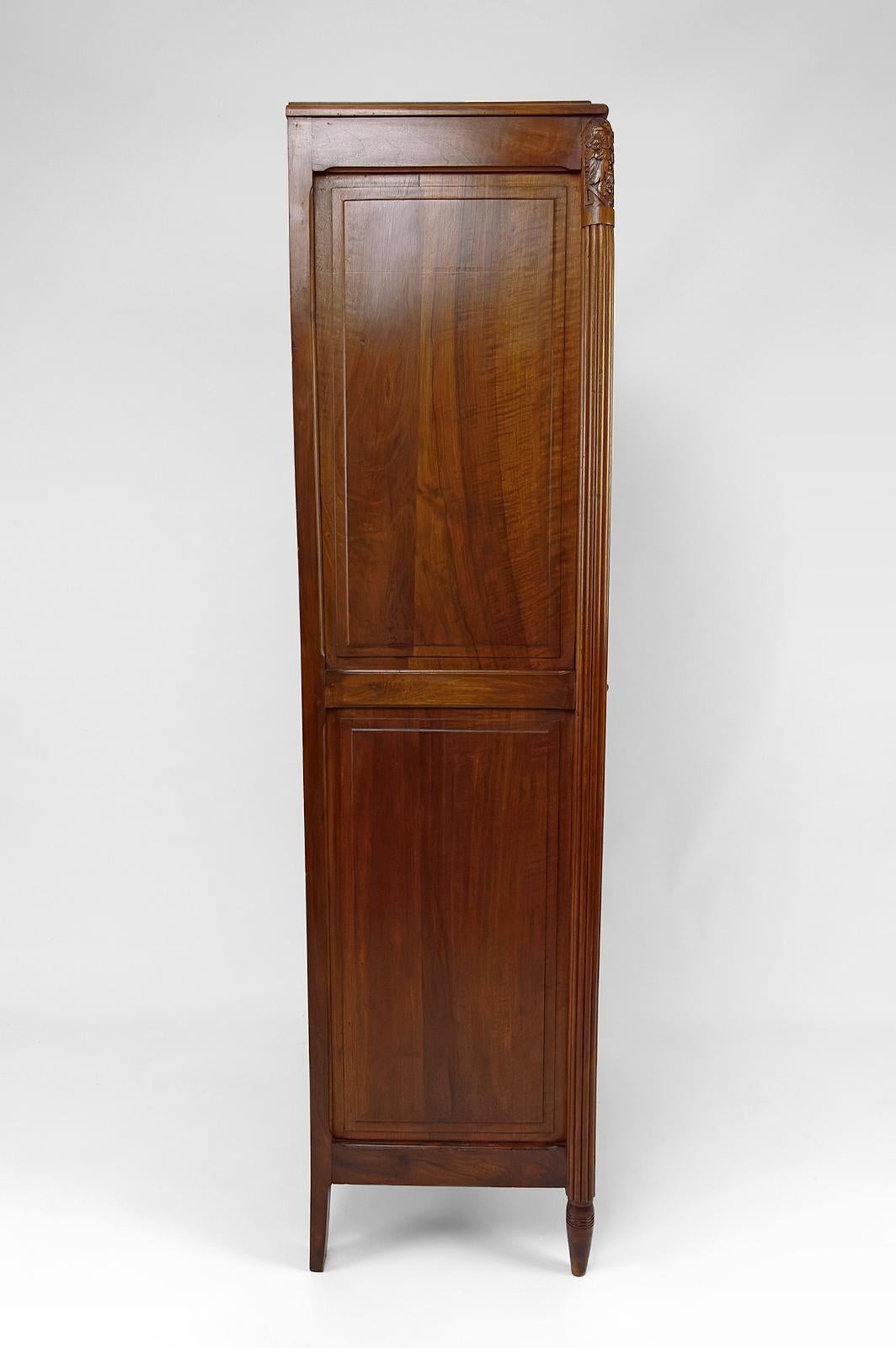 Art Deco display cabinet / showcase / bookcase in walnut, France, Circa 1920 In Good Condition For Sale In VÉZELAY, FR