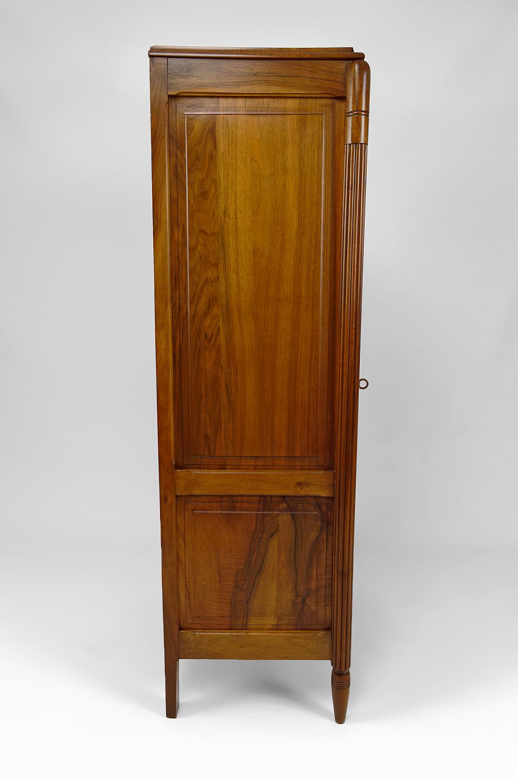 Art Deco display cabinet / showcase / bookcase in walnut, France, Circa 1920 In Good Condition For Sale In VÉZELAY, FR
