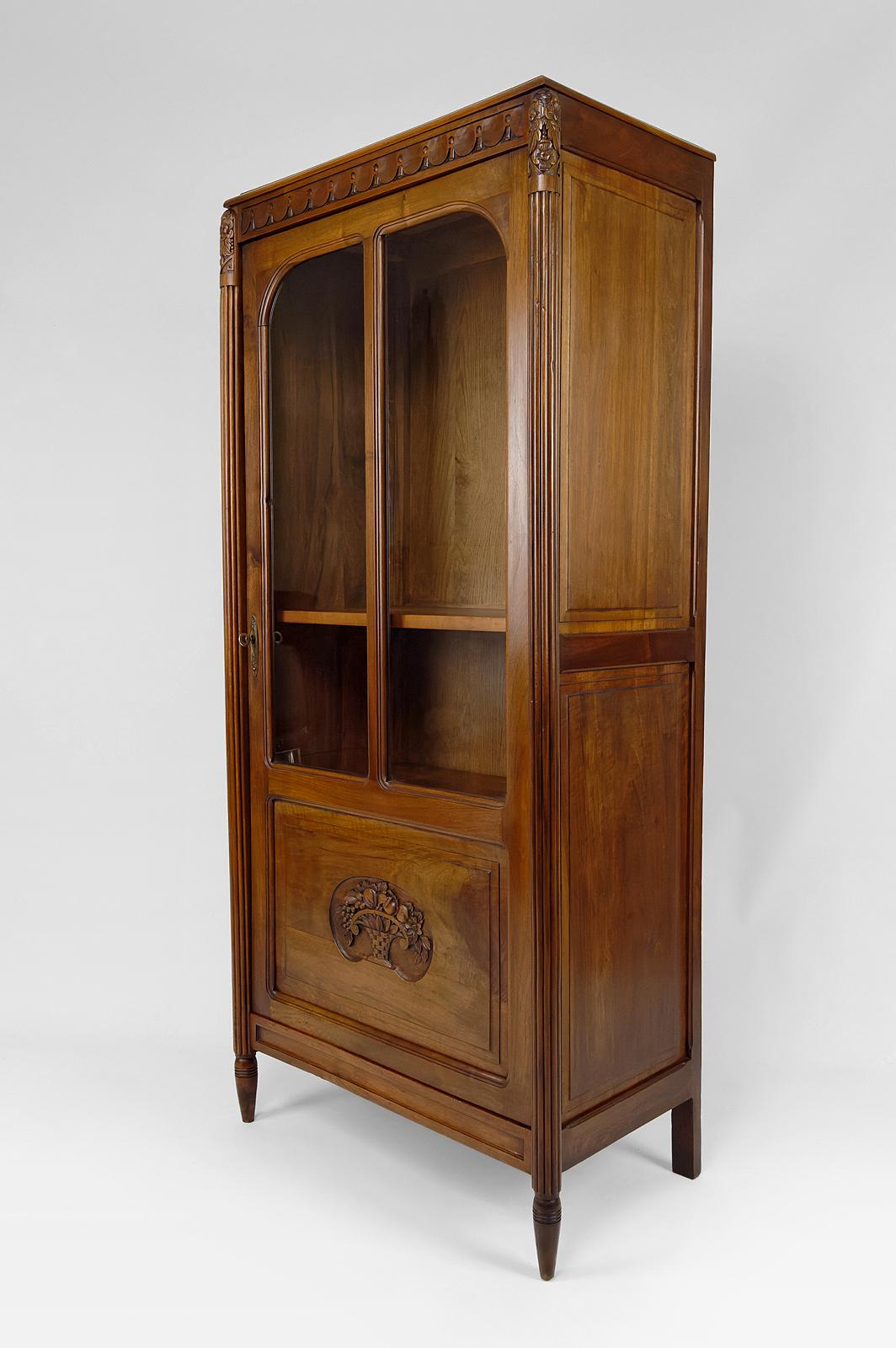 Art Deco display cabinet / showcase / bookcase in walnut, France, Circa 1920 For Sale 1