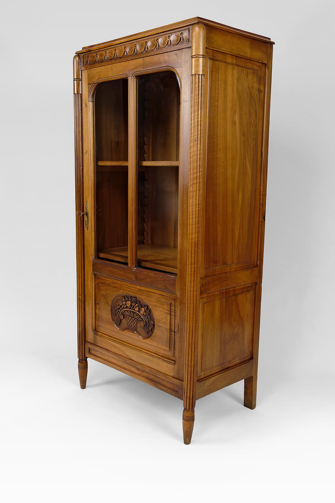 Art Deco display cabinet / showcase / bookcase in walnut, France, Circa 1920 For Sale 1