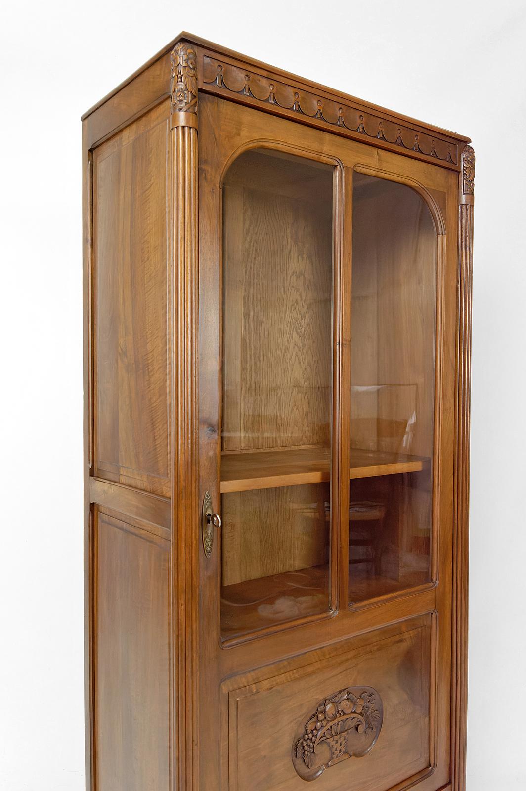 Art Deco display cabinet / showcase / bookcase in walnut, France, Circa 1920 For Sale 2