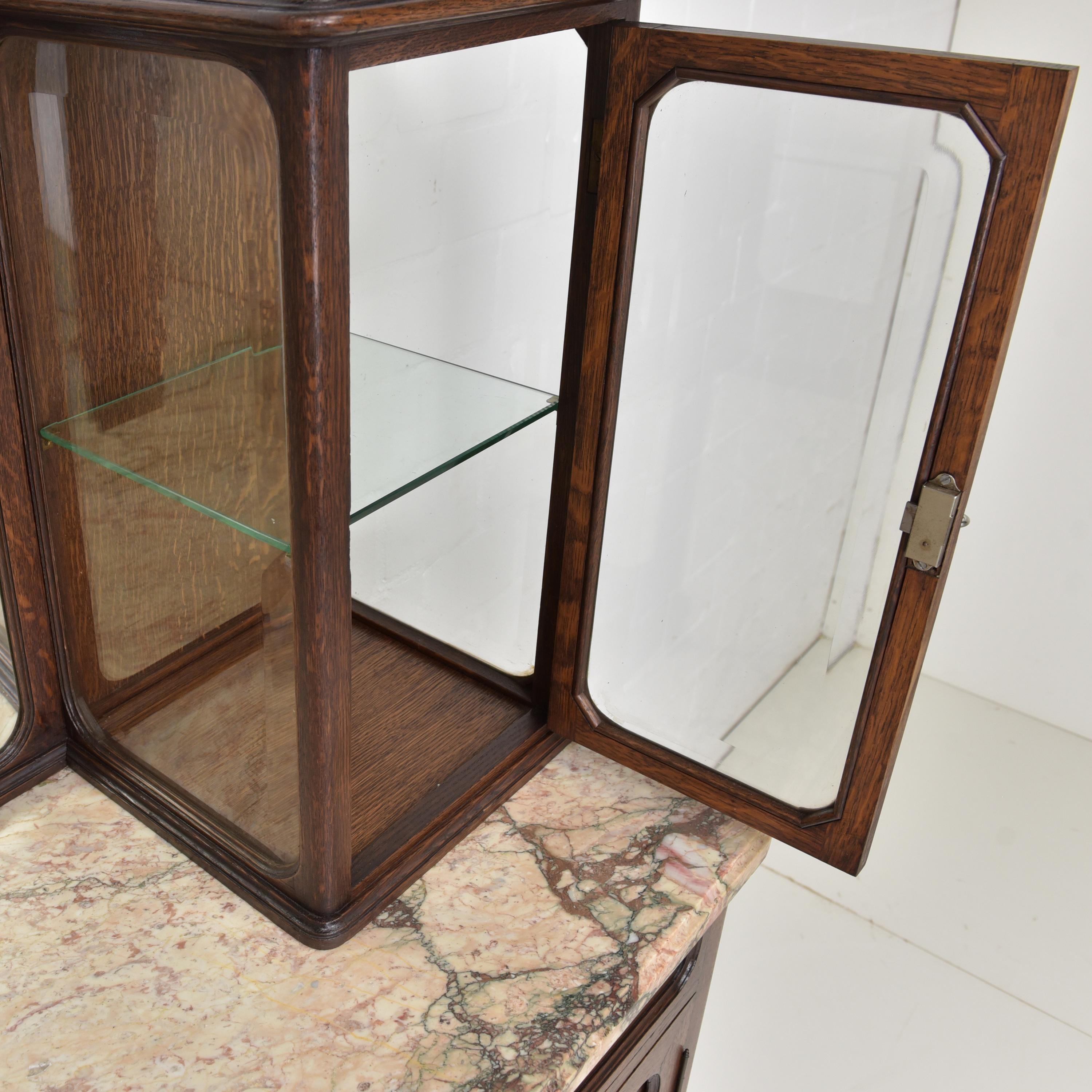 20th Century Art Deco Display Cabinet / Sideboard Buffet in Oak, 1925 For Sale