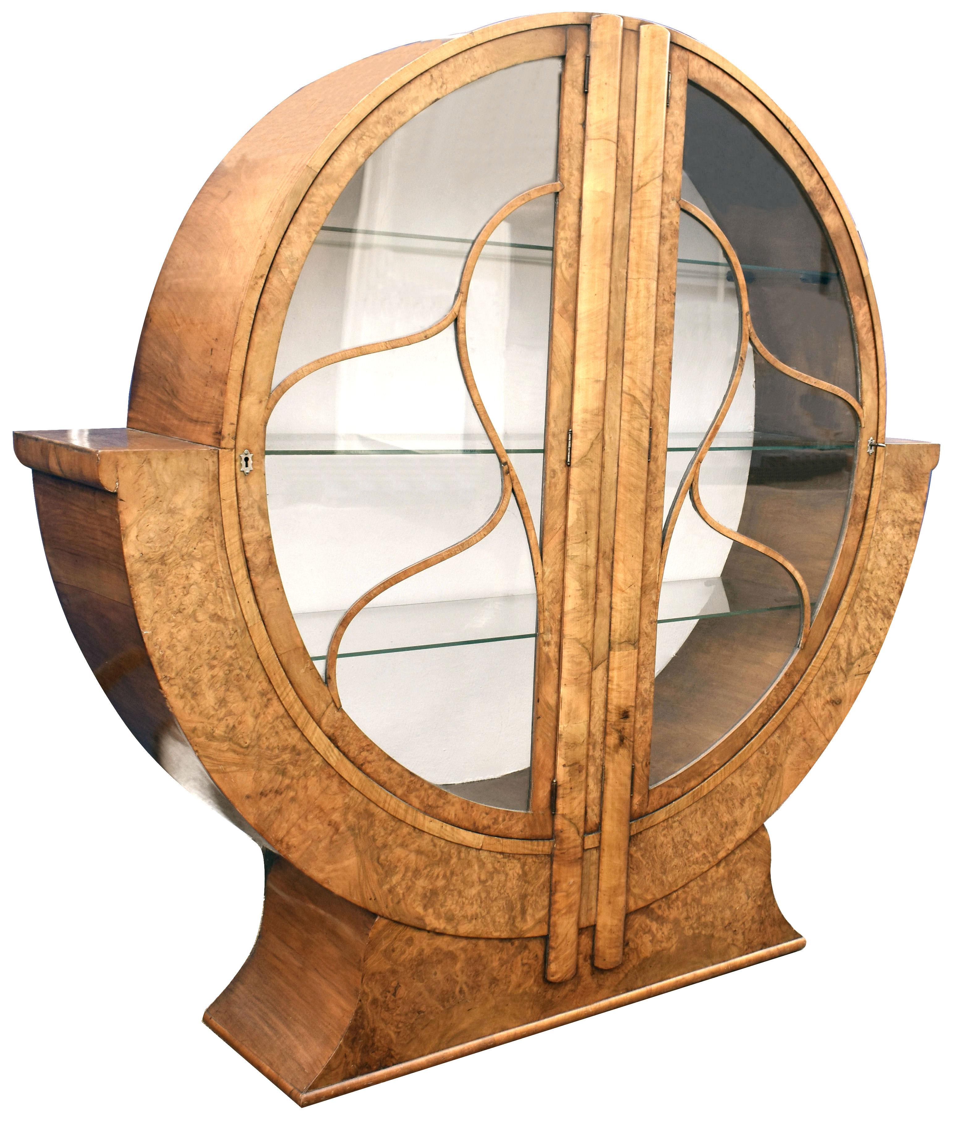 Impressively stylish and genuinely rare design is this superb 1930's English Art Deco Display cabinet. This beautiful cabinet is veneered in walnut which has the most glorious patterning to the grain and retains a honey tone in colouring. The