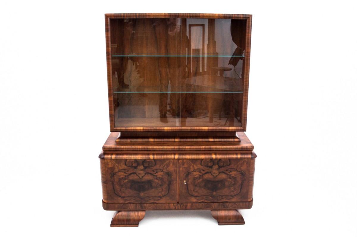 Vitrina Art Decó de mediados del siglo XX.

Muebles en muy buen estado, tras una renovación profesional.

Dimensiones: altura 169 cm / anchura 128 cm / profundidad 50