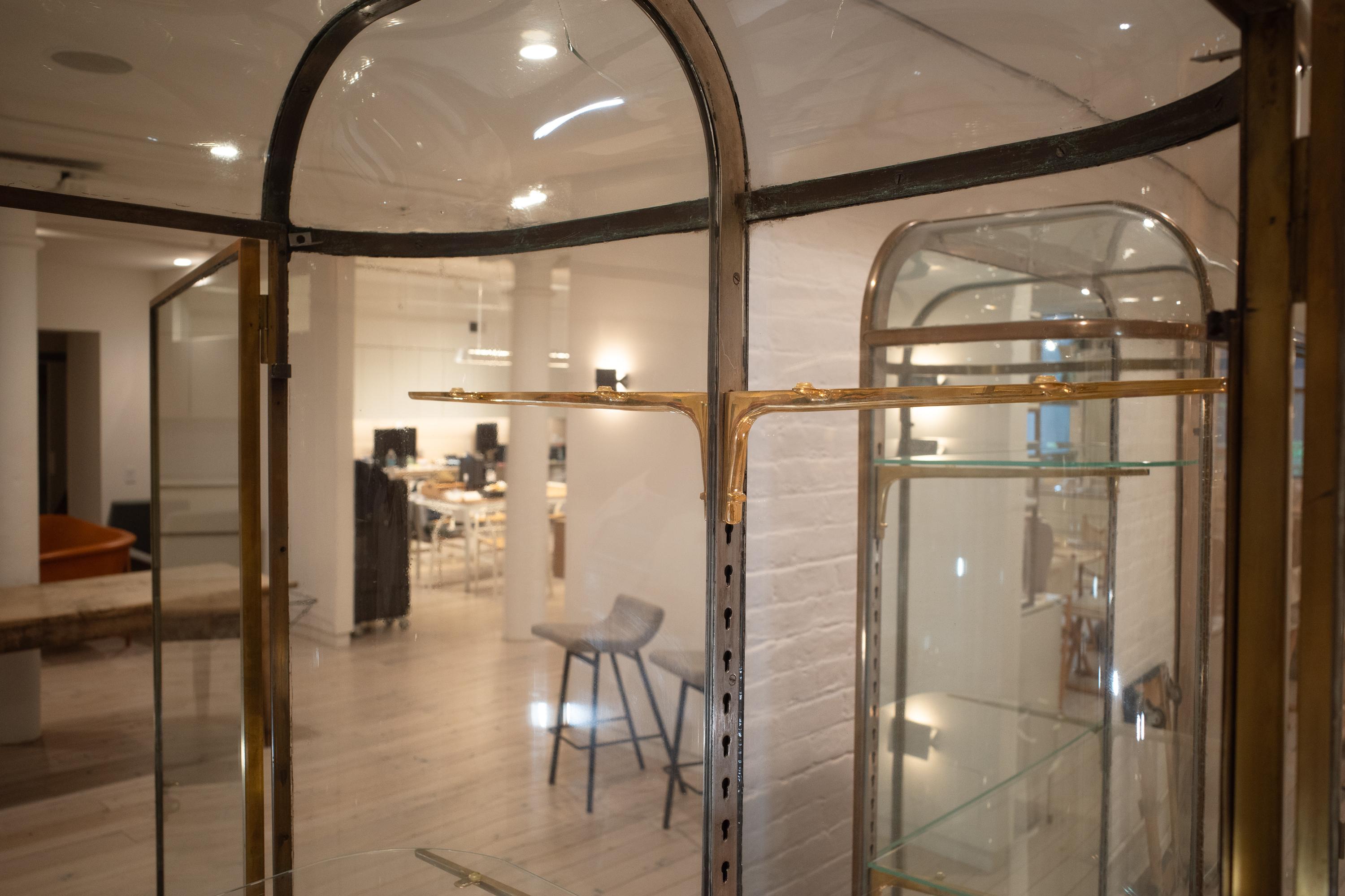 Art Deco Display Case with Curved Glass by Lena (Large) In Good Condition For Sale In New York, NY