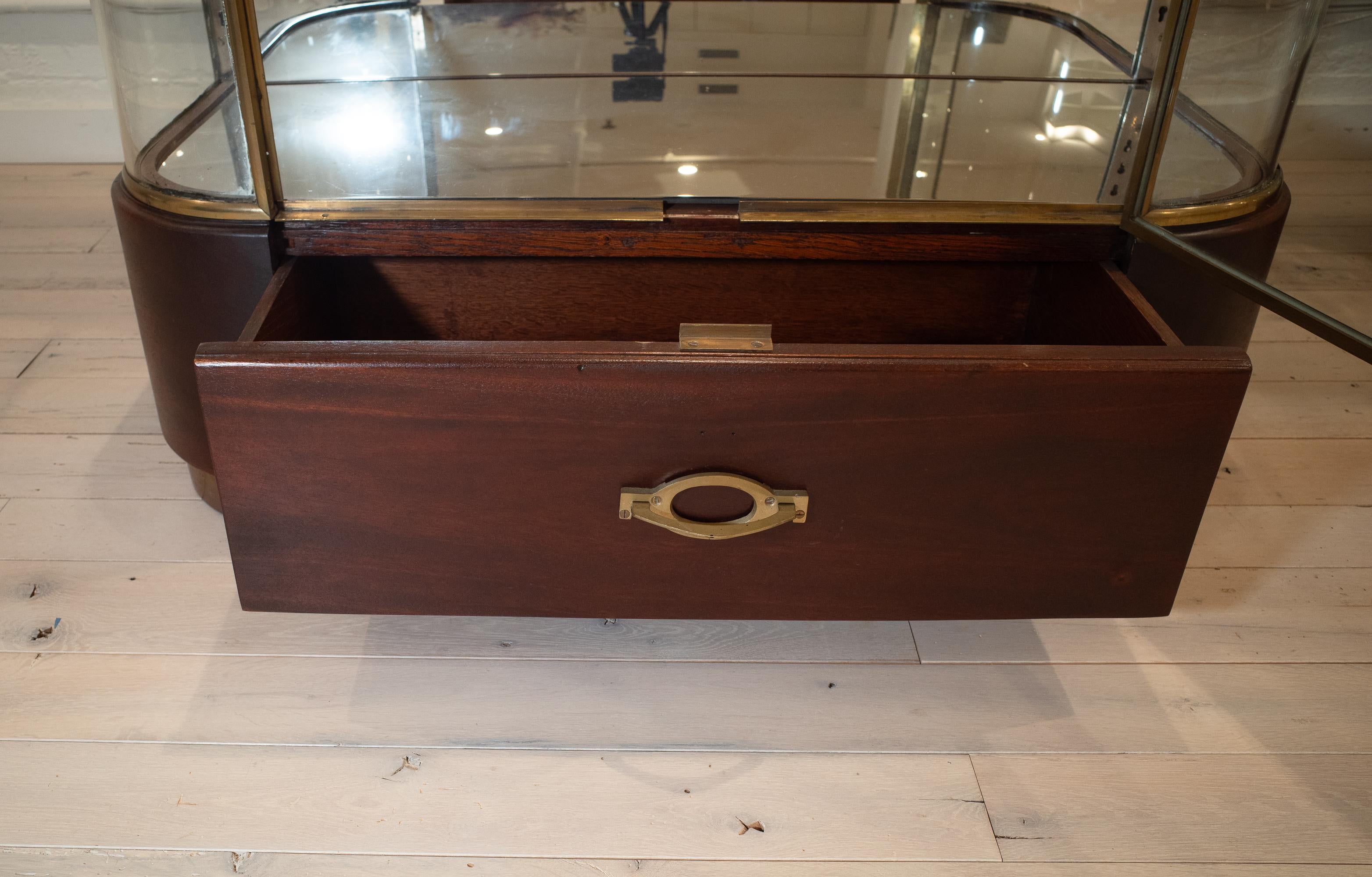 Art Deco Display Case with Curved Glass by Lena (Large) For Sale 1