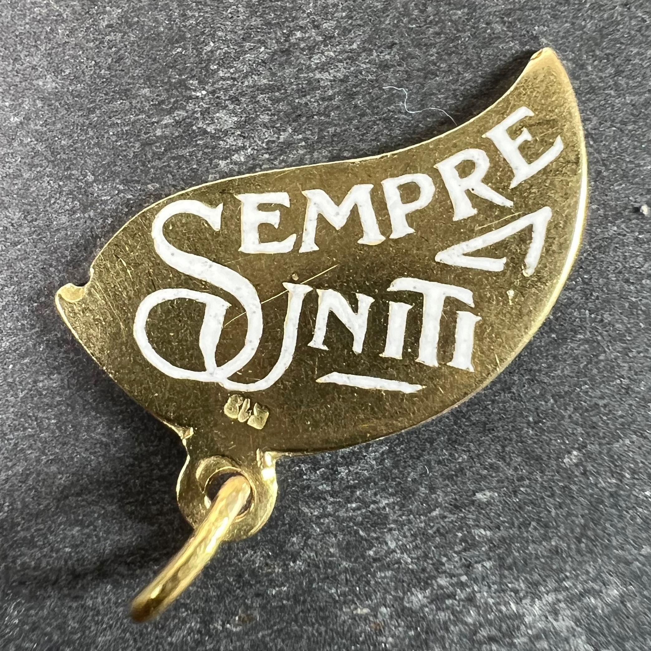 Ein Art-Deco-Anhänger aus 18-karätigem Gelbgold in Form eines Halbkreises, der auf beiden Seiten mit blauer und weißer Emaille in grafischer Schrift mit der Aufschrift 