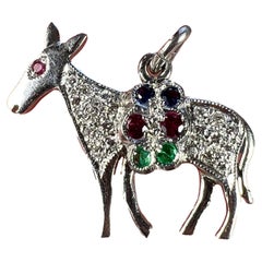 Pendentif breloque art déco cheval moule en platine, diamant, rubis, saphir et émeraude