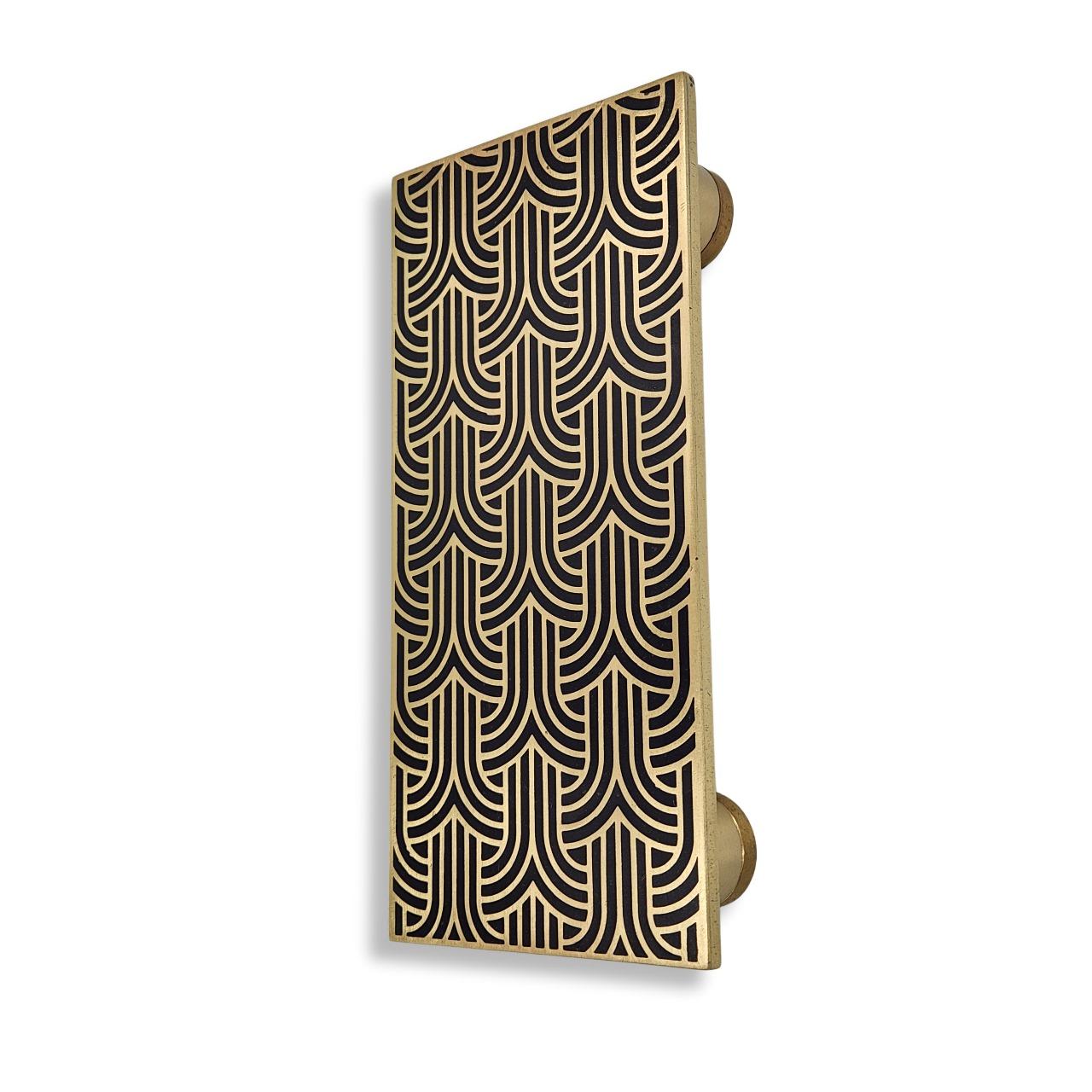 Use: Indoor

Crafted from solid engraved brass, the PT/AD/10/20 cm door pull, part of the Art Deco collection, stands out with its finely detailed pattern, playing with depth and contrast. The aged gold and black finish enhances every engraving