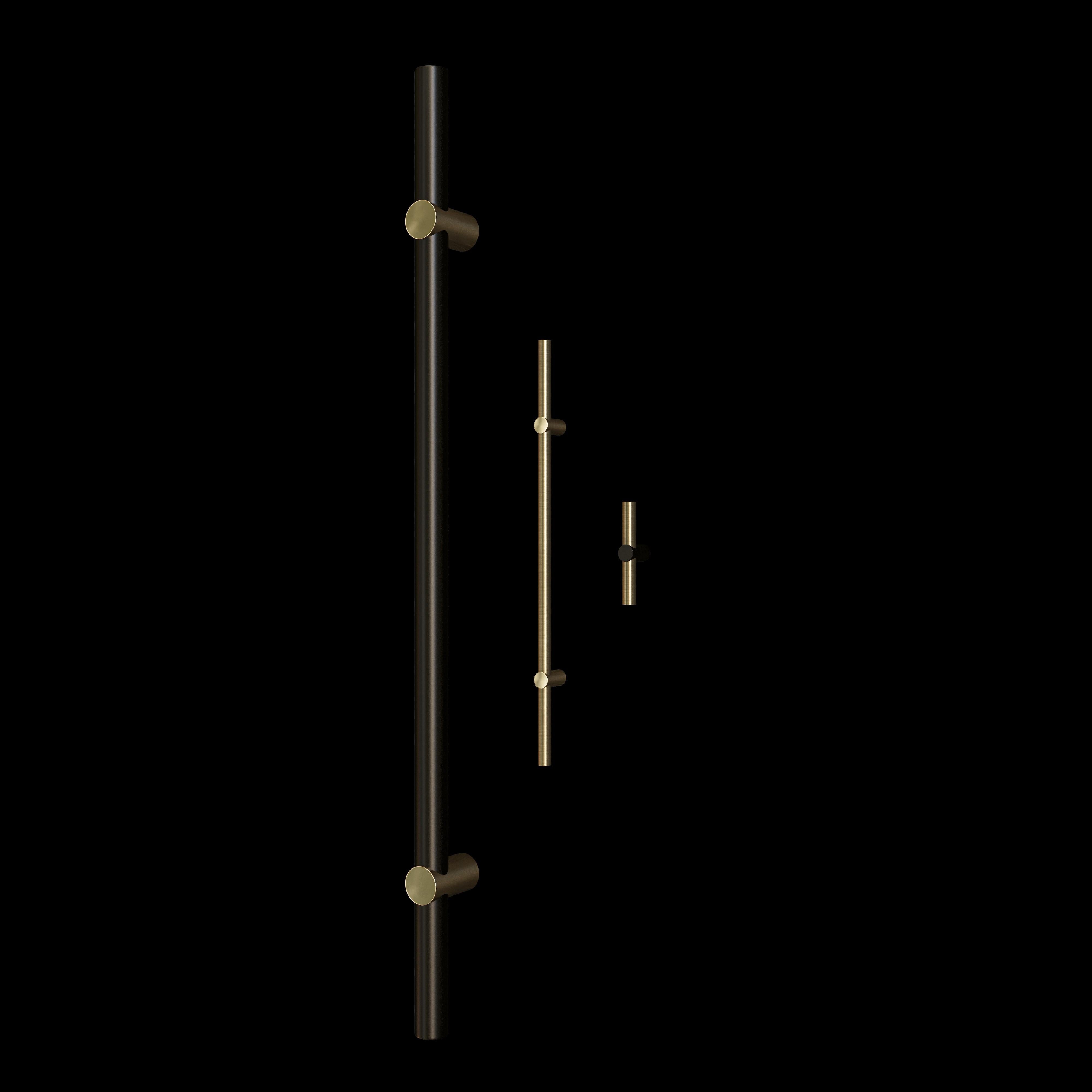 Realizzato a mano dai nostri artigiani, questo tirapiedi Art Deco si distingue per le sue linee pure e il suo design minimalista. Realizzato in ottone, un materiale nobile apprezzato per la sua forza e durata, è impreziosito da una patina color