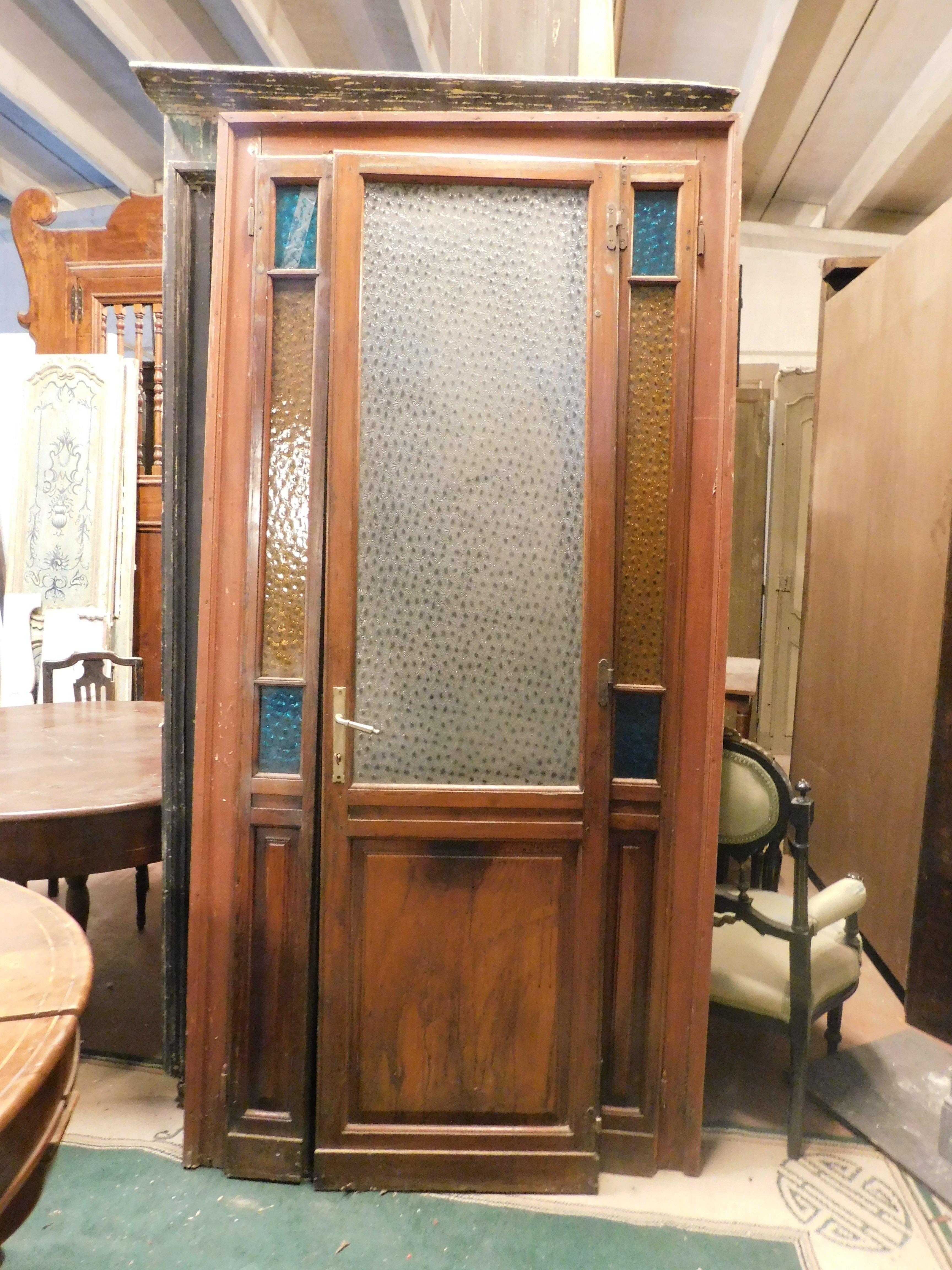 Art Deco interior door, single door with colored glass and frame with opening sides also in colored glass, built in larch wood, in the early 1900s to divide the living room and kitchen of an Italian residence.
maximum size with frame cm w 117 x H