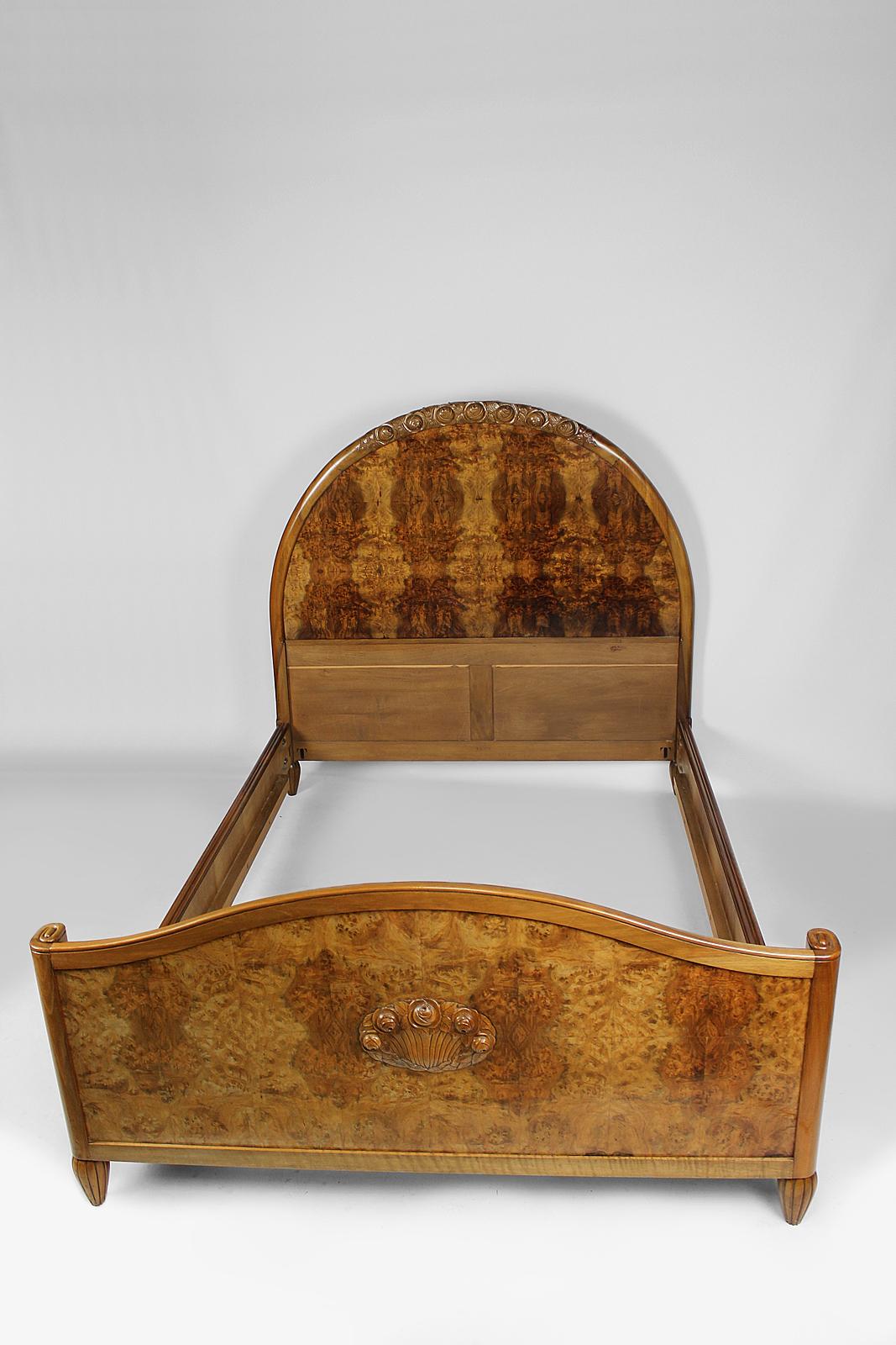 Superb Gauthier-Poinsignon double bed in burr walnut and walnut.

Model with roses: we find them carved in a garland on the headboard, and in a bouquet at the foot.
Tapered feet.

Art Deco style, France, circa 1920-1930.
Stamped “Ateliers
