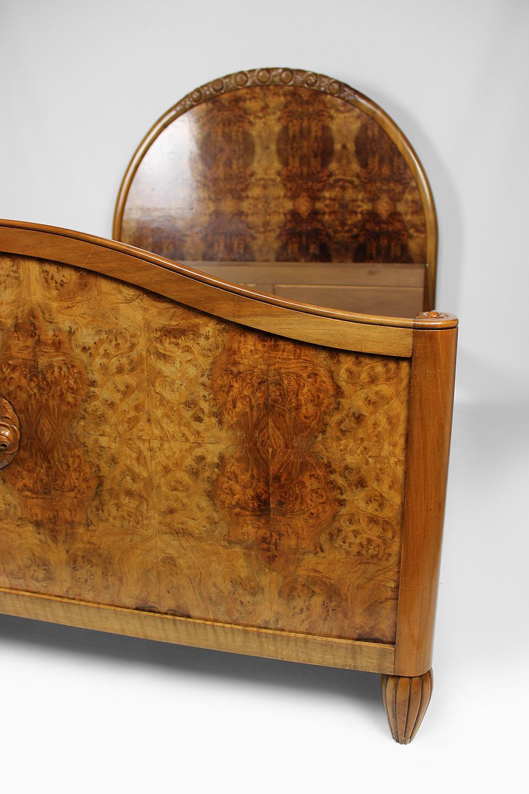 Carved Art Deco Double Bed by Ateliers Gauthier-Poinsignon in walnut, circa 1920-1930 For Sale