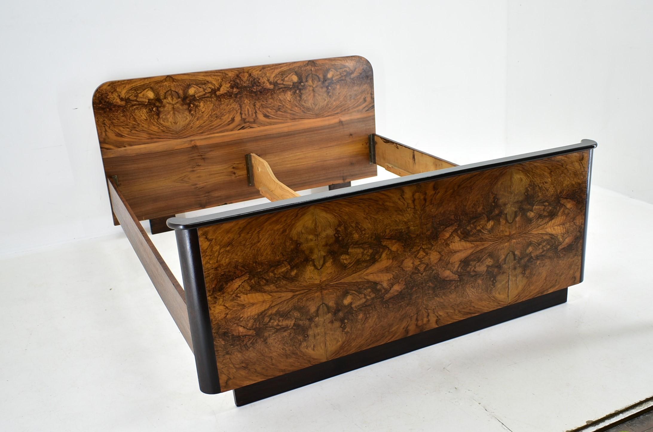Art Deco double bed by Jindřich Halabala for Up Závody, 1945s For Sale 9