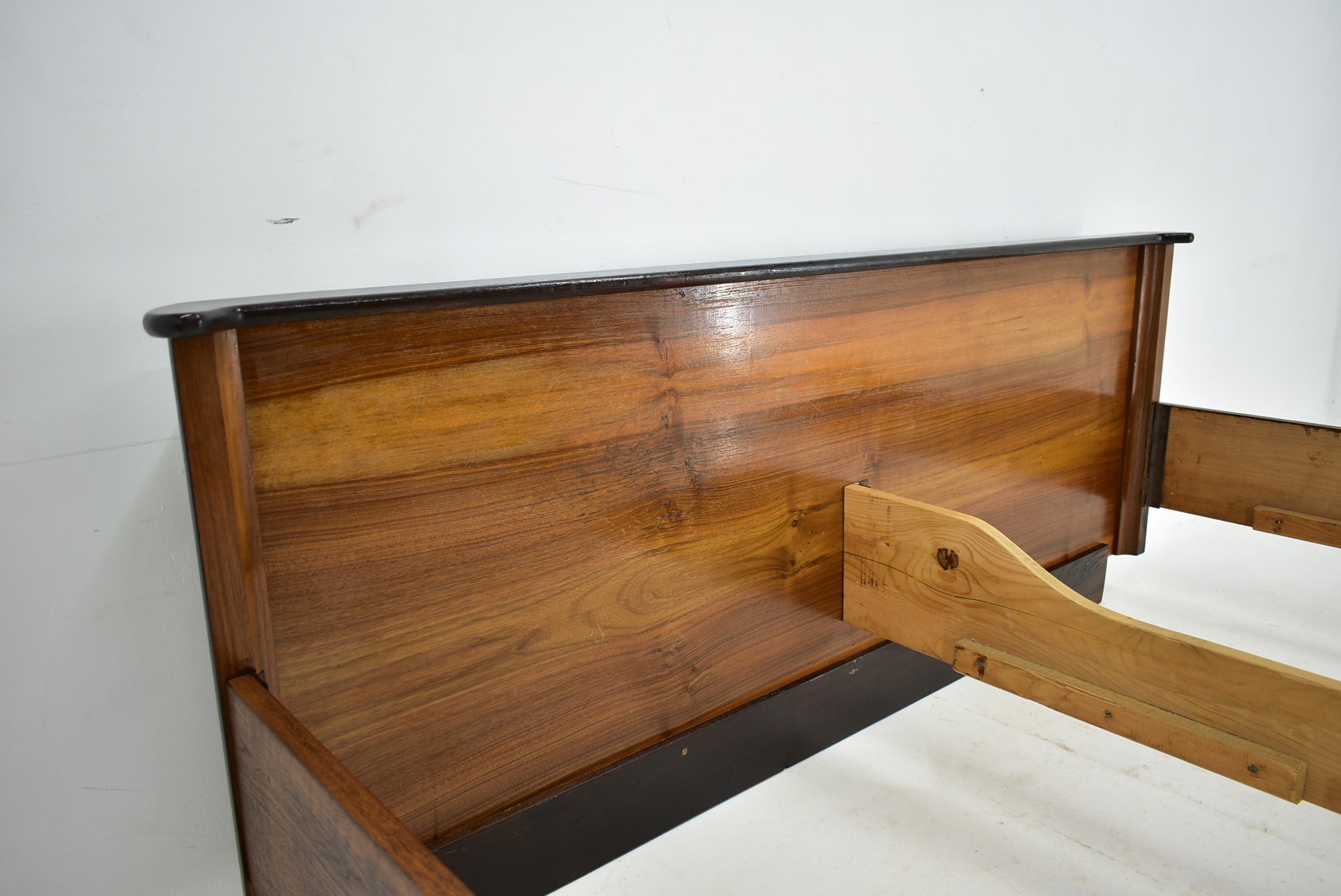 Art Deco double bed by Jindřich Halabala for Up Závody, 1945s For Sale 10
